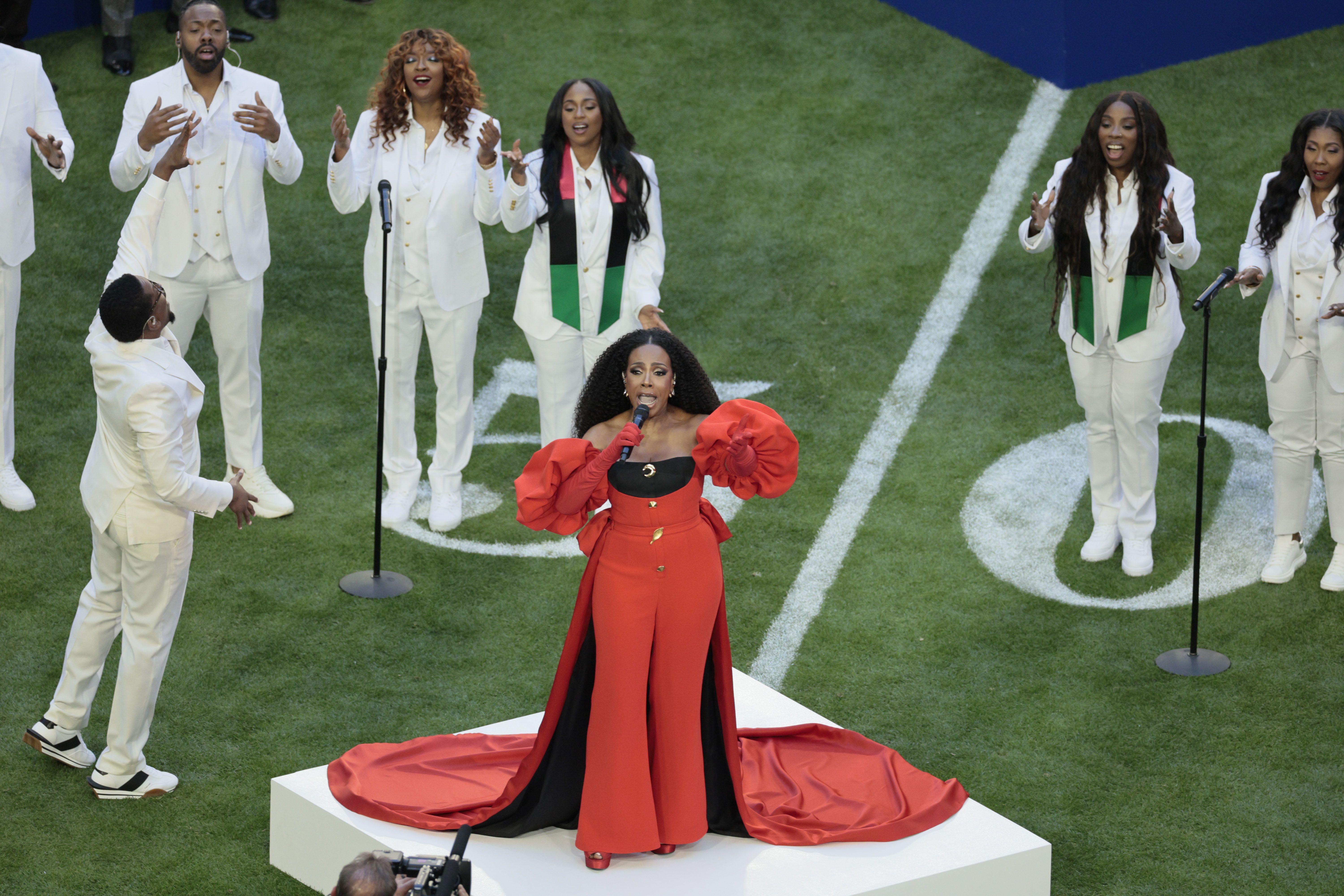 Sheryl Lee Ralph Sings 'Lift Every Voice & Sing' at 2023 Super