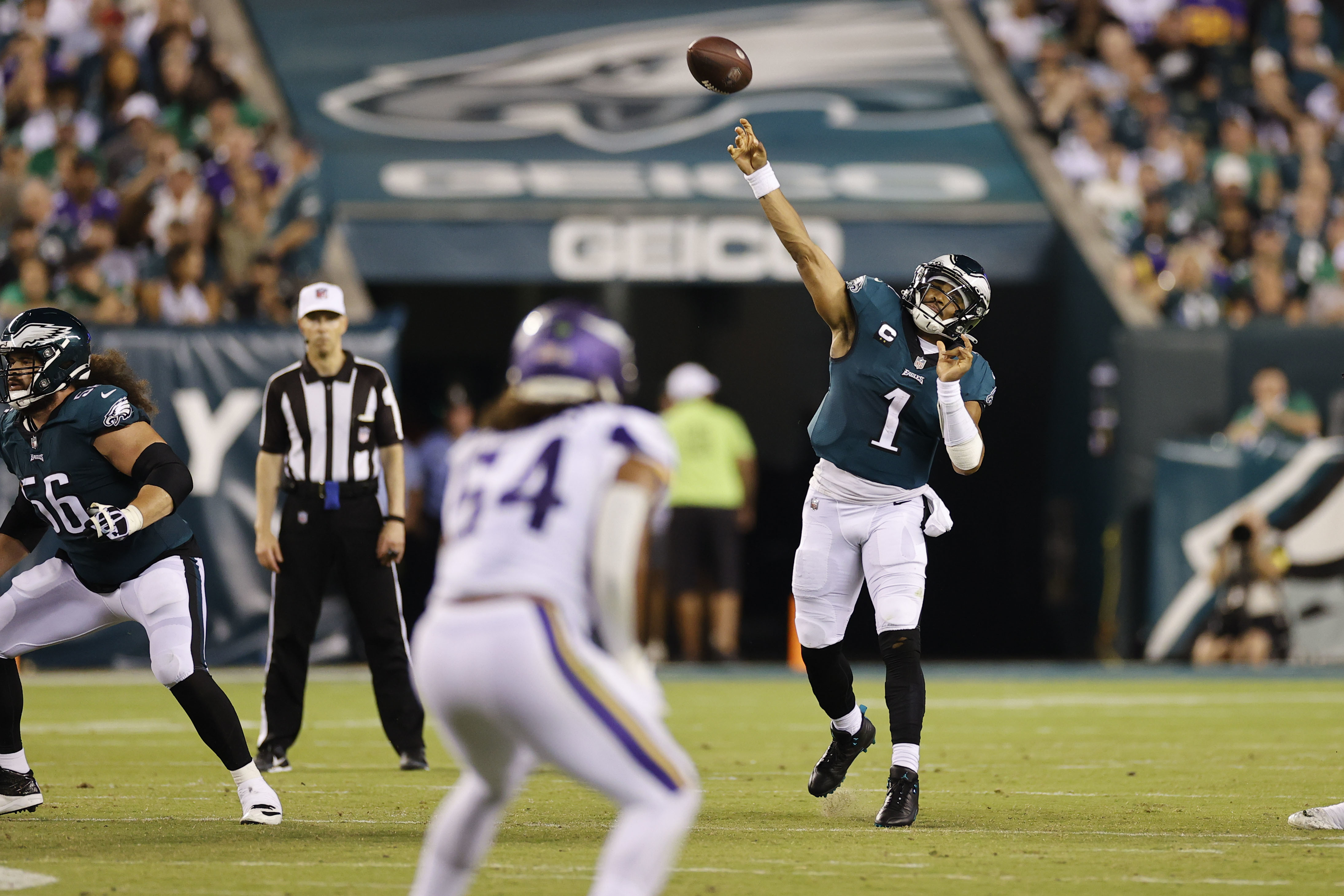 Jalen Hurts runs for 2 TDs, throws for a score; Eagles hold off  fumble-prone Vikings 34-28 – WWLP