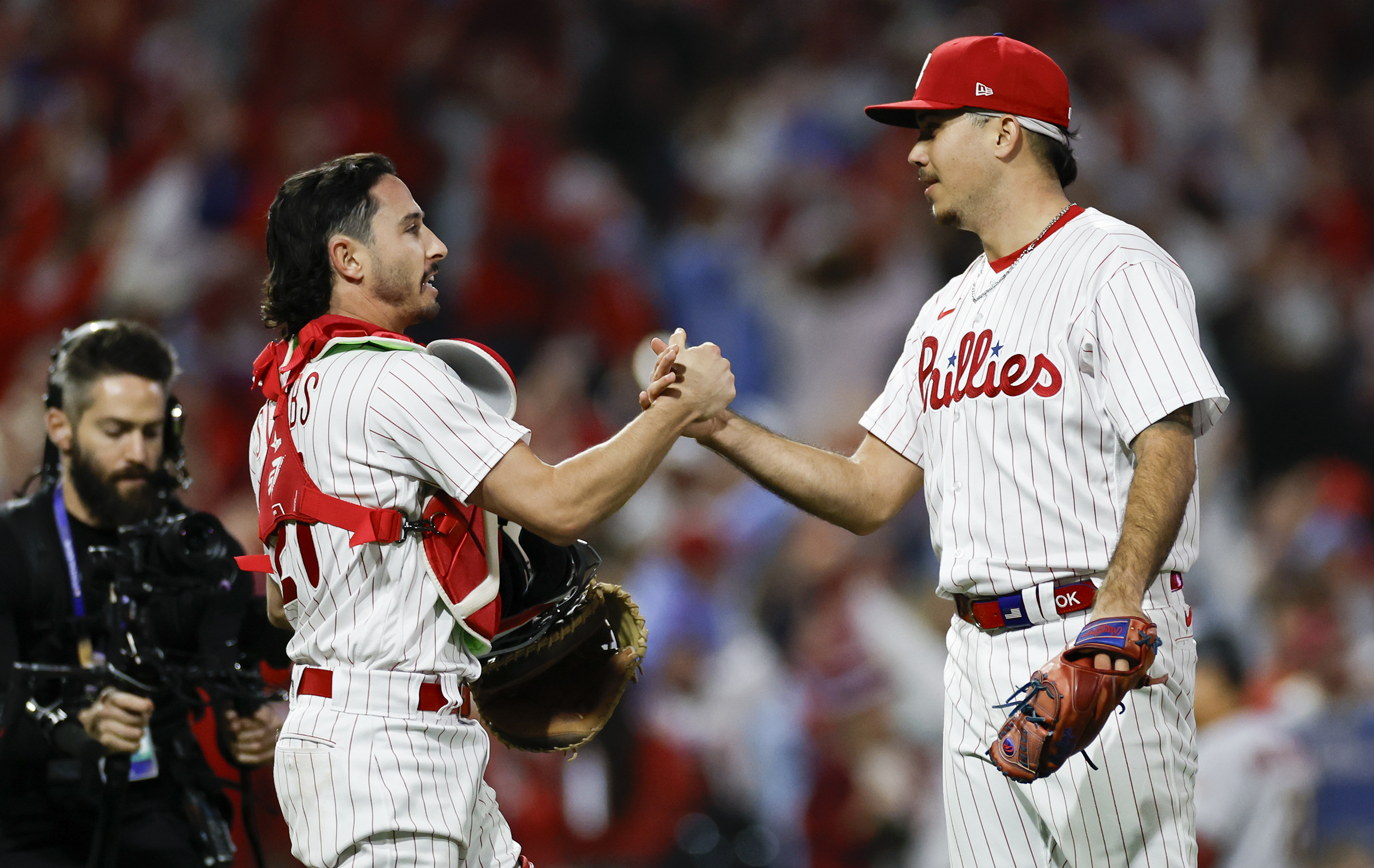 Queen's Brian May dons Phillies gear playing 'We are the Champions' at the  Wells Fargo Center