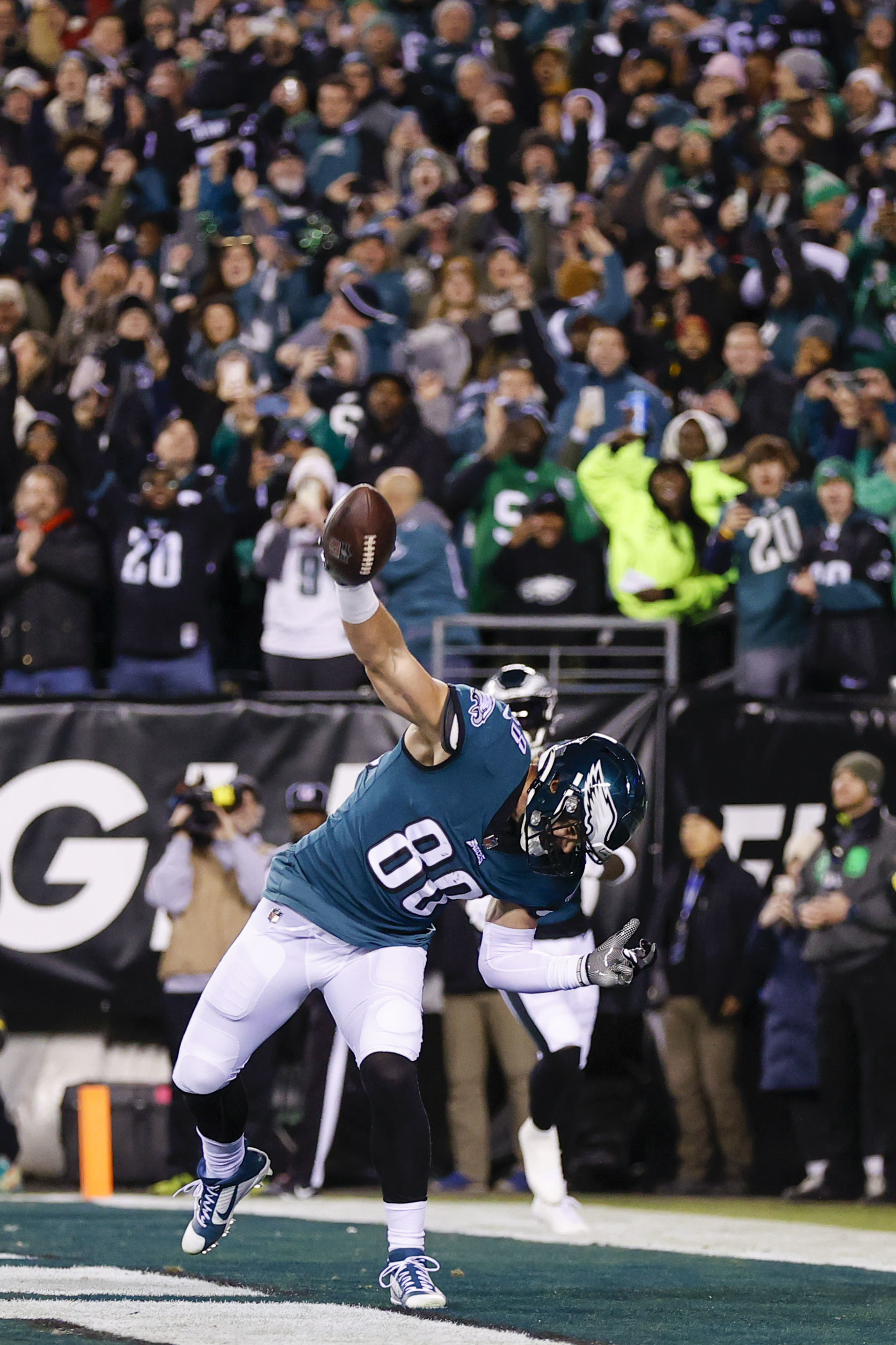 Eagles' undefeated season stopped by Washington, which benefits from a big  blown call