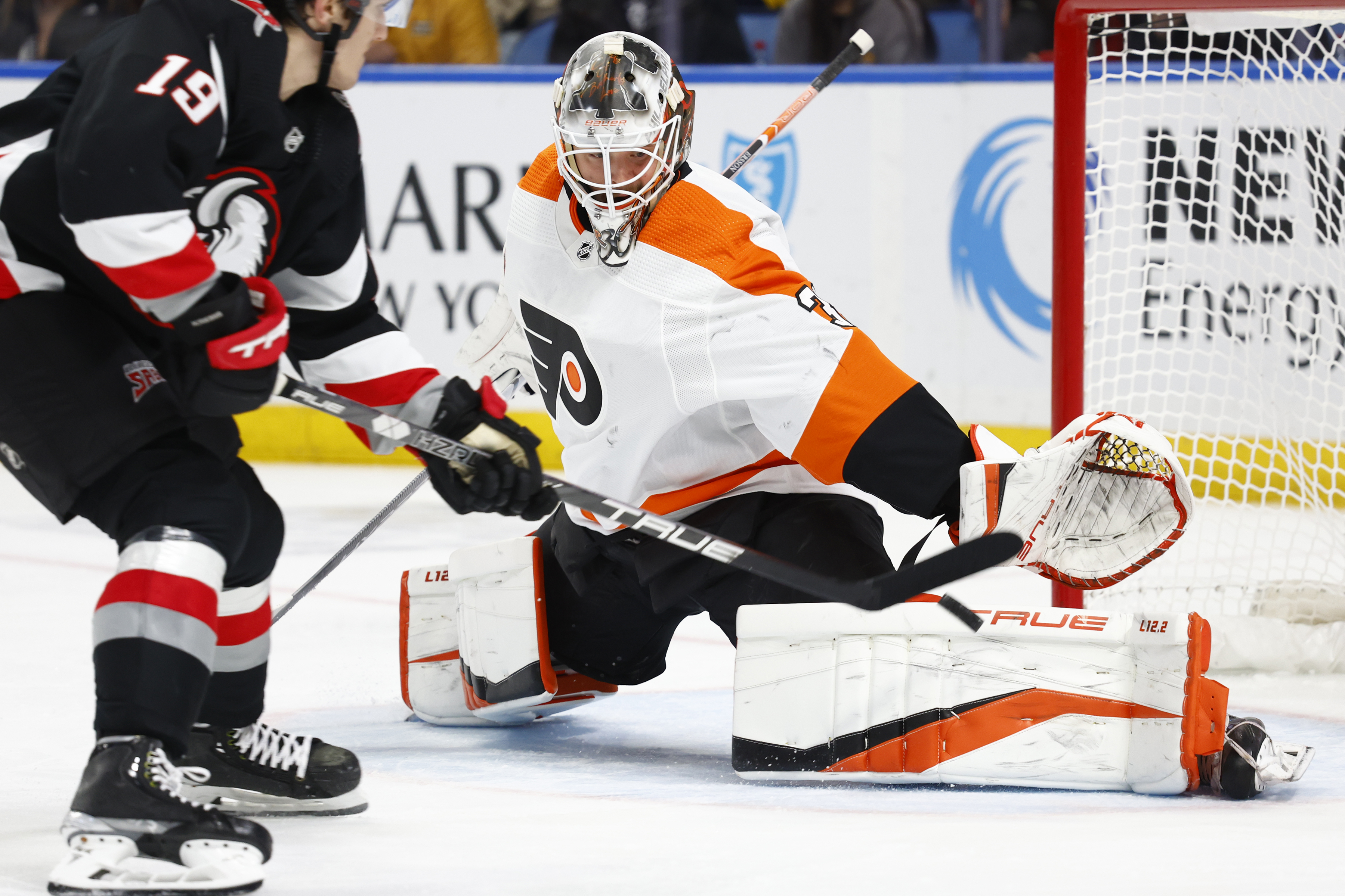 Ersson makes 33 saves, Flyers shut out Red Wings