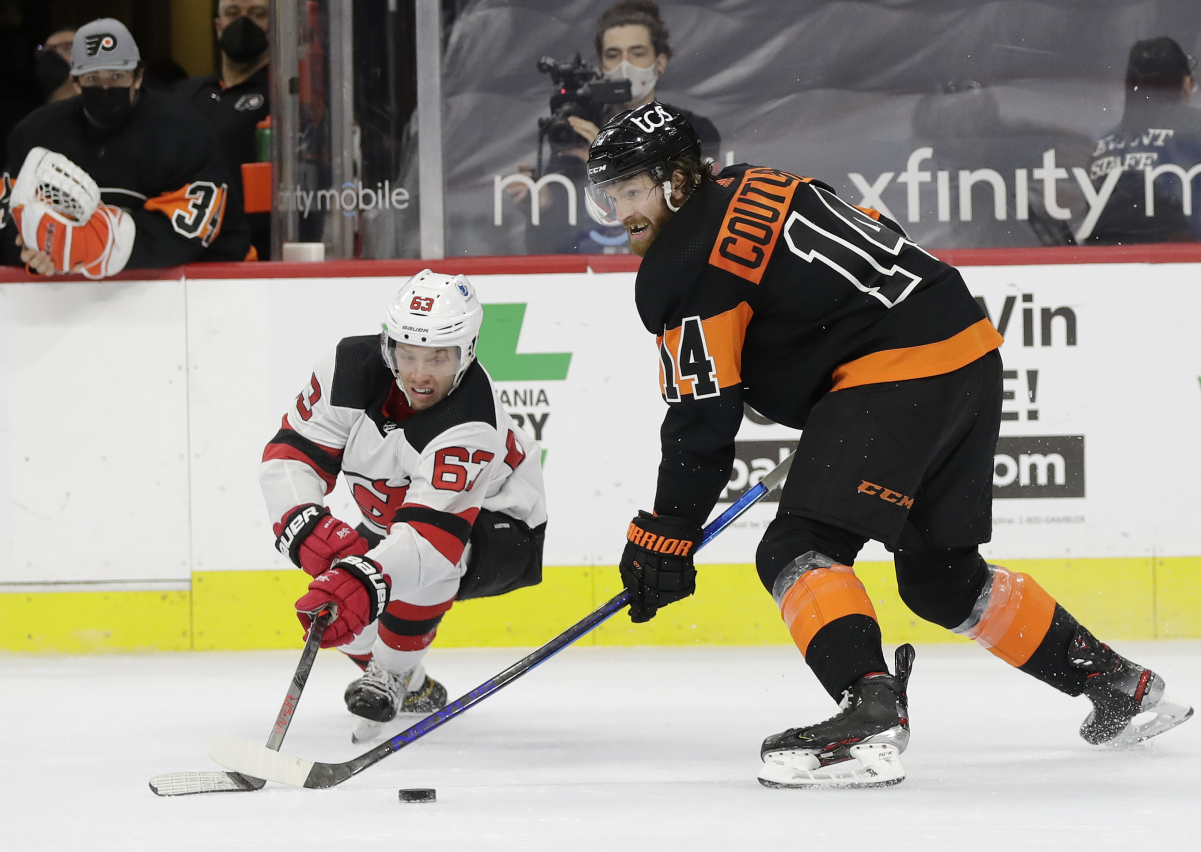 Sean Couturier, Claude Giroux, Nic Aube-Kubel spark Flyers to