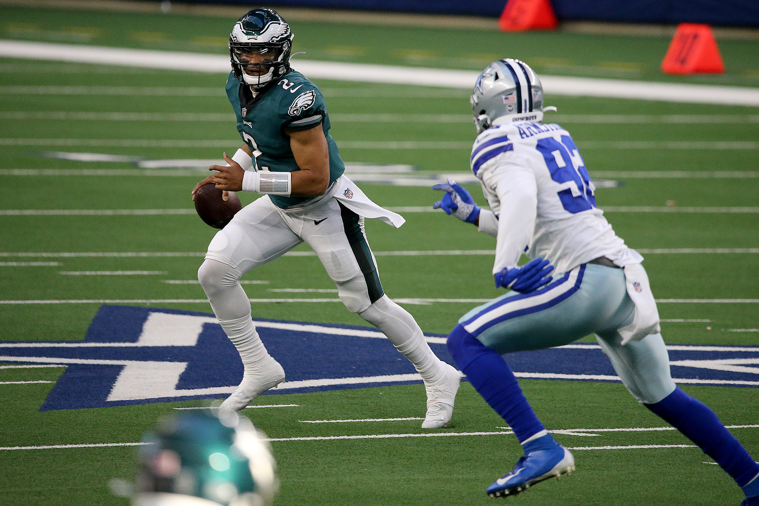 Eagles' Jalen Hurts rocks spiffy yellow suit ahead of game vs