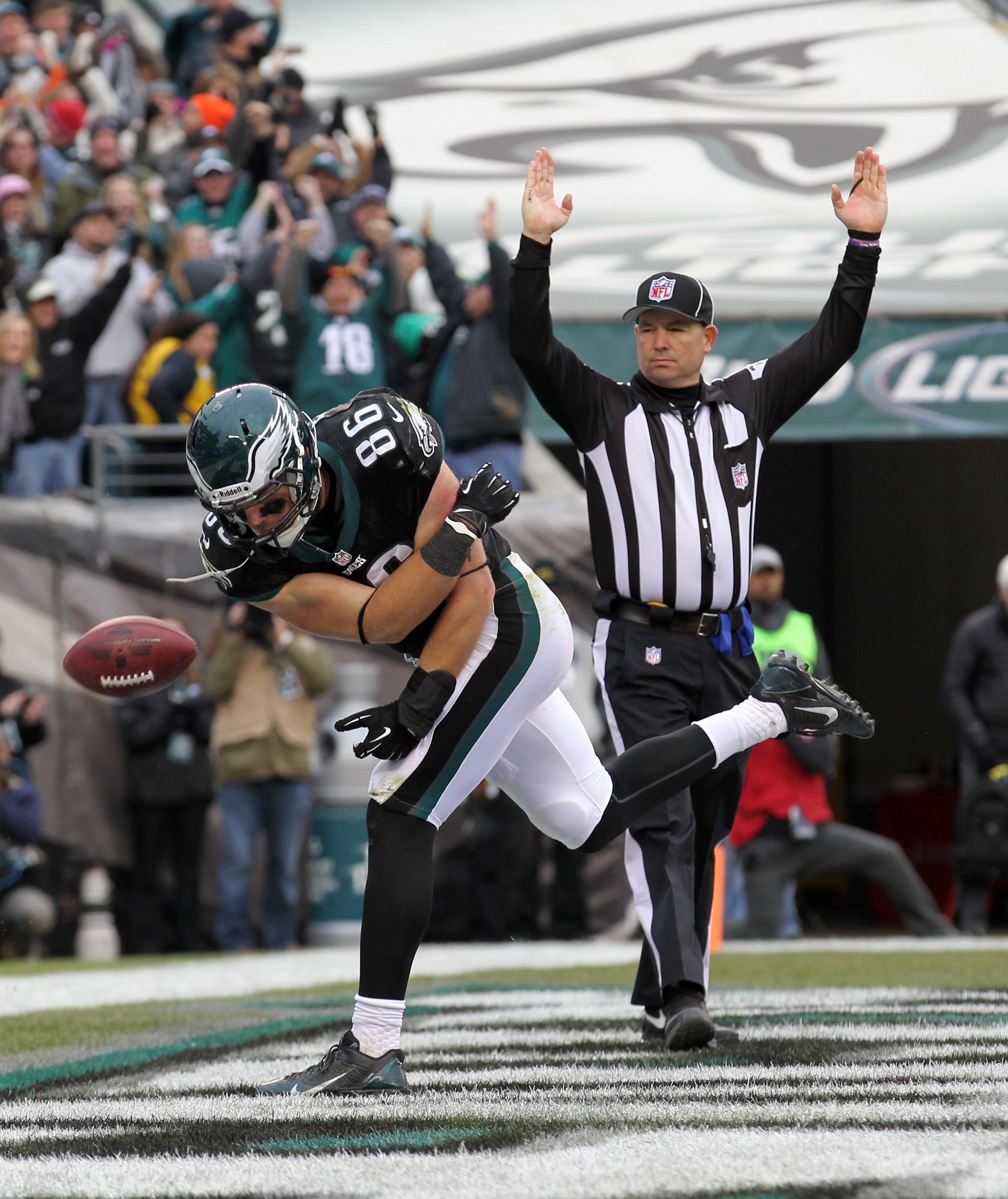 SportsCenter on X: The Eagles are sending three-time Pro Bowl TE Zach Ertz  to the Cardinals in exchange for CB Tay Gowan and a 2022 5th-round pick,  sources tell @AdamSchefter.  /