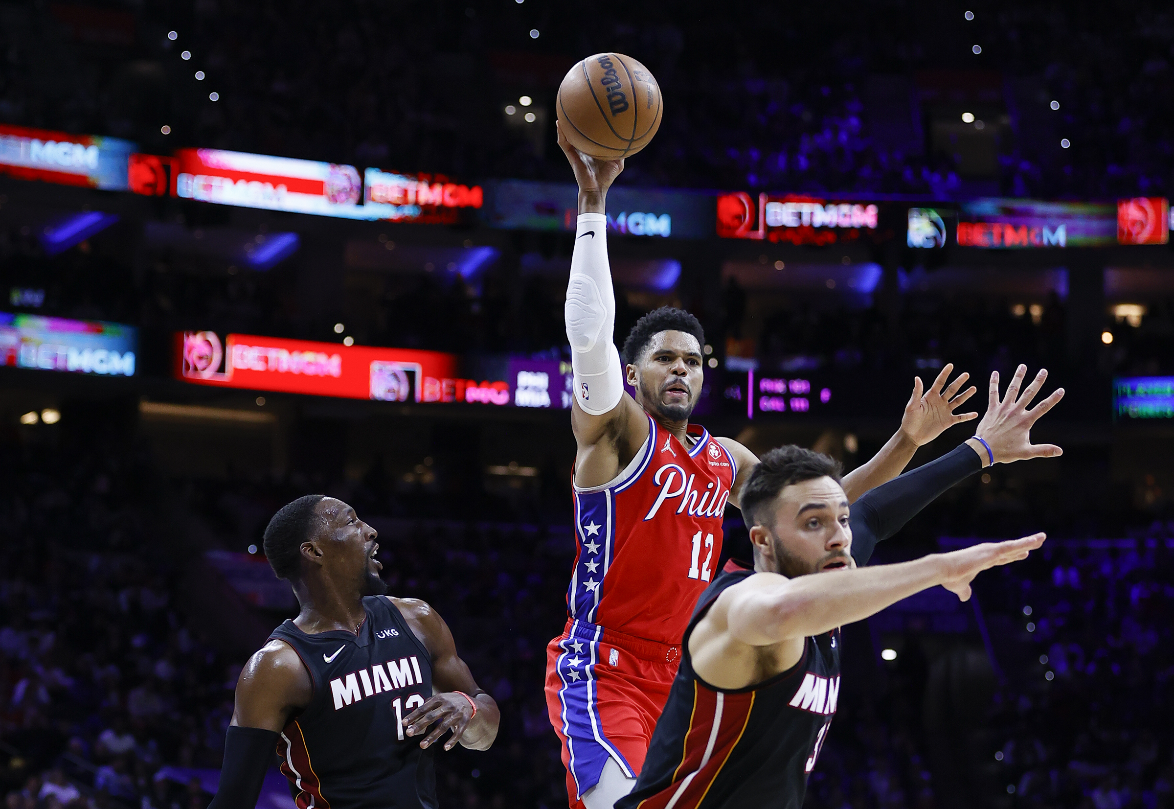 Butler's acrobatic layup, 23 points lead Heat past 76ers - 6abc Philadelphia