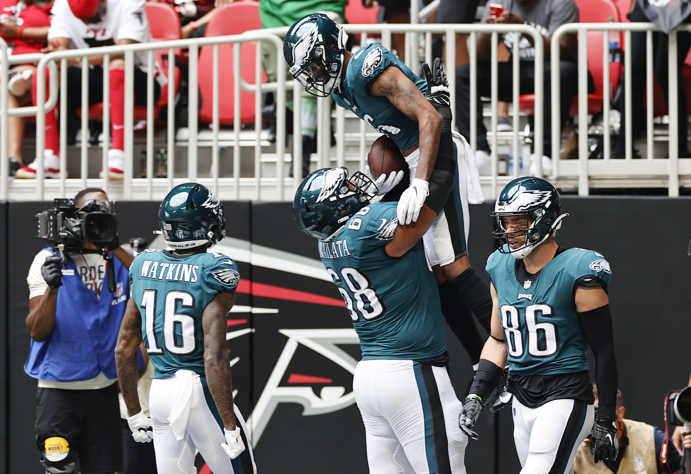 Hurts 3 TD passes, Smith scores, Eagles rout Falcons 32-6 - 6abc