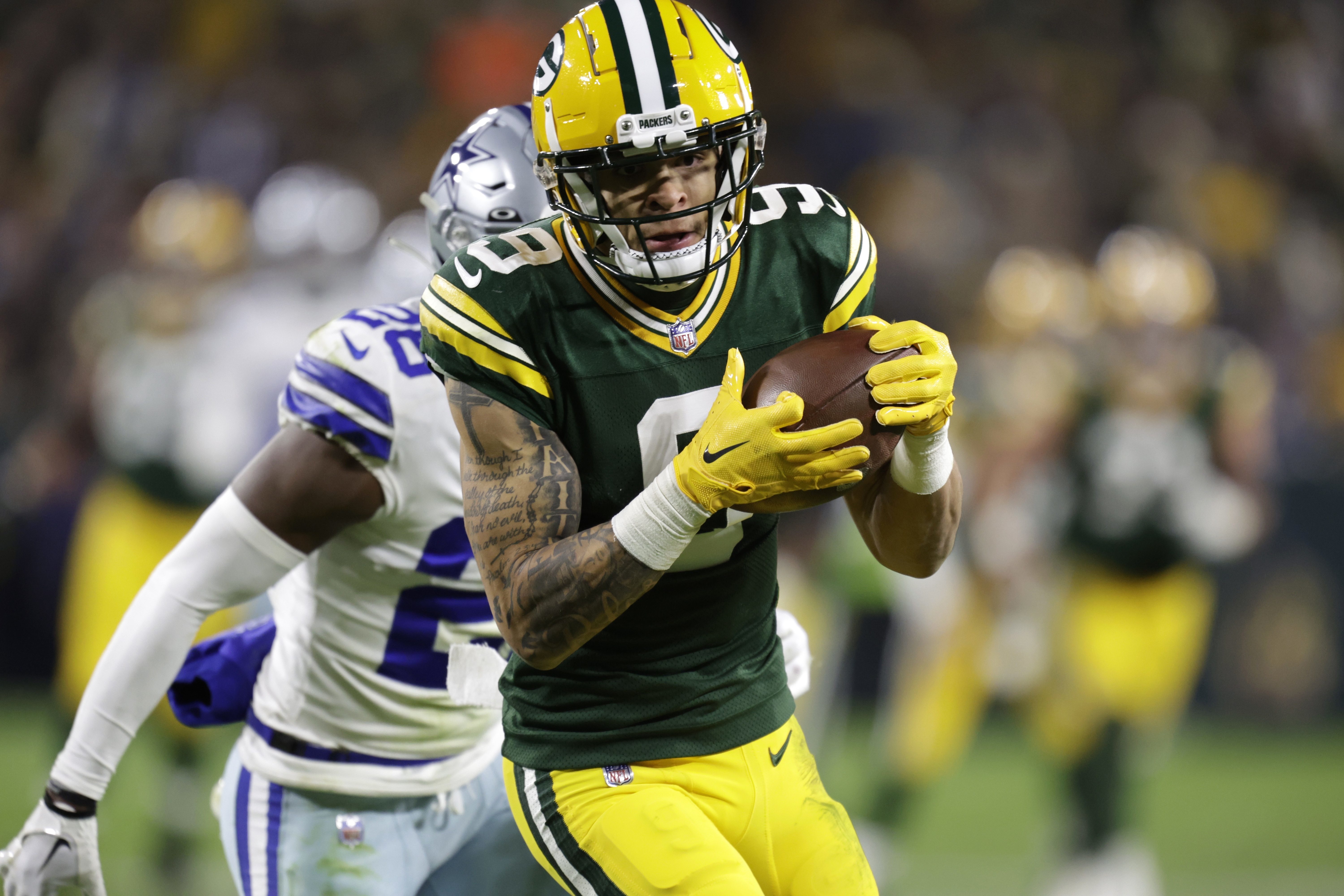 Tennessee Titans wide receiver Treylon Burks (16) catches a pass in front  of Green Bay Packers