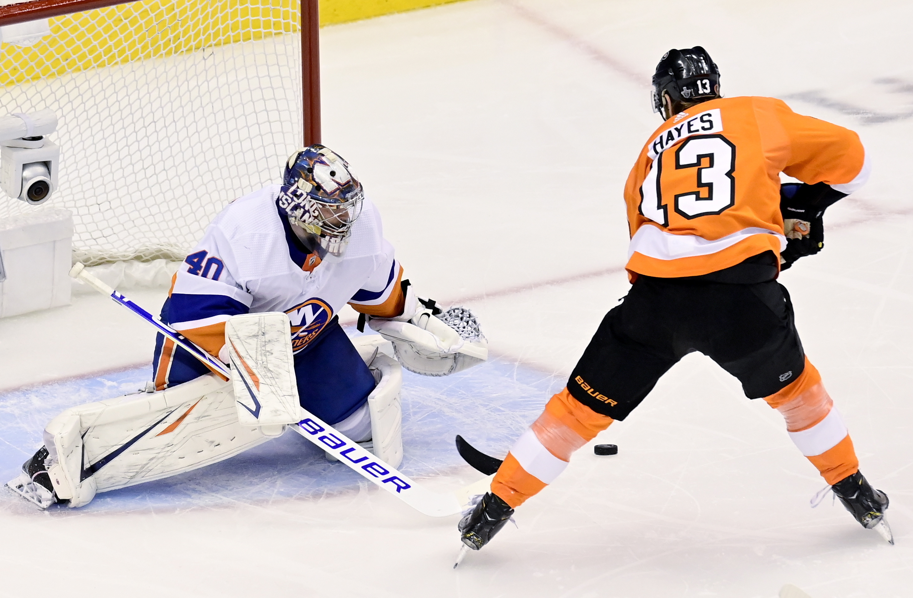 Hayes leads Flyers to win over Islanders