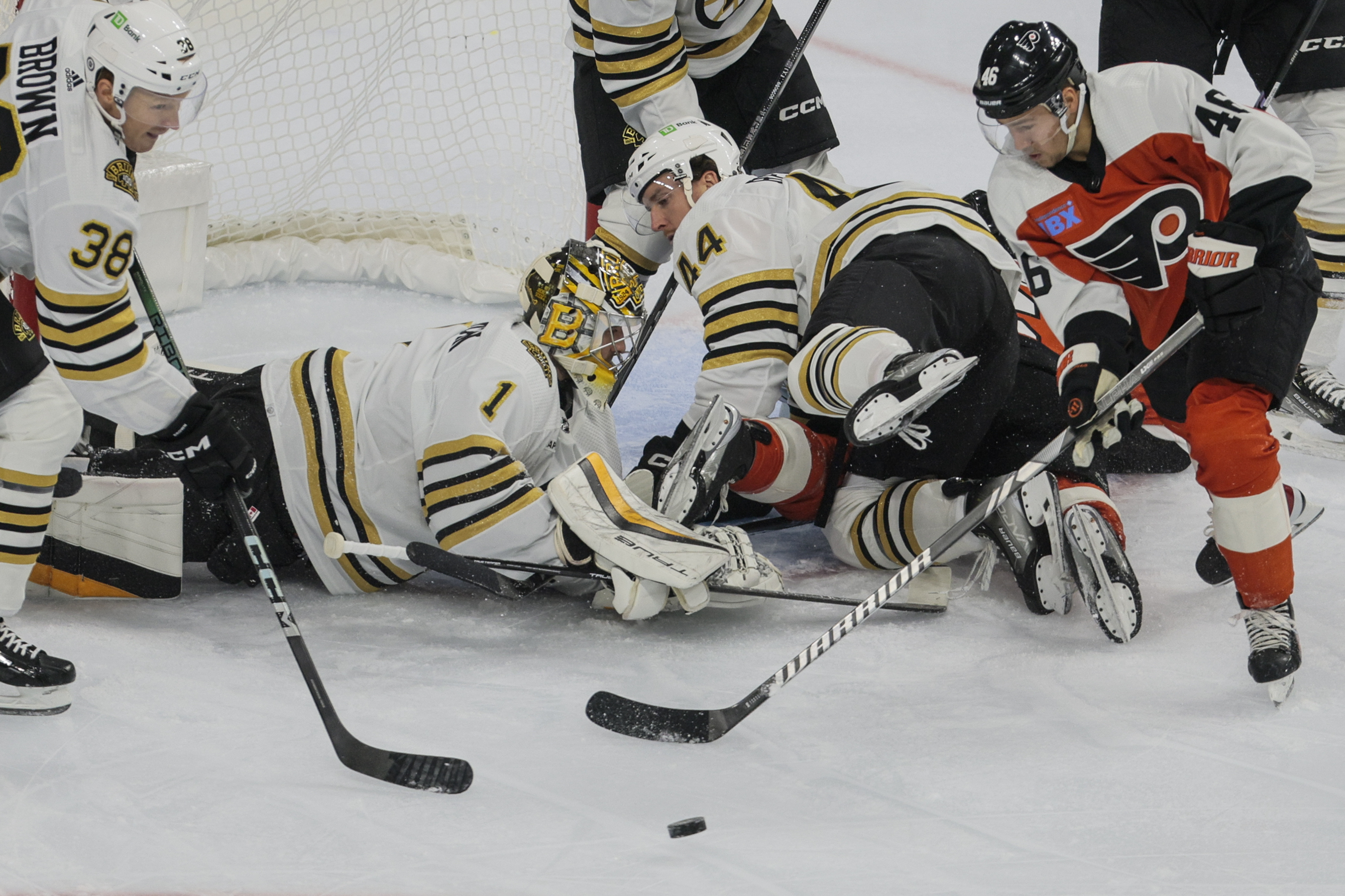 Bruins beat Devils 3-1