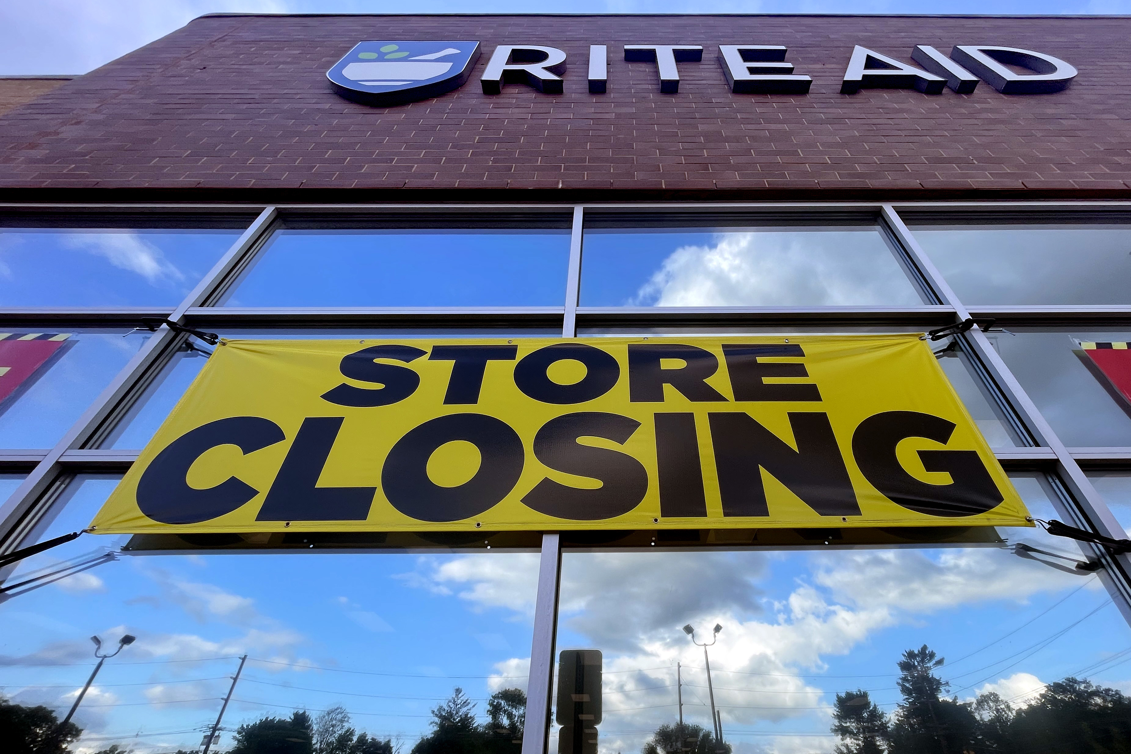 does rite aid sell cigarettes in california All Rite Aid pharmacies are officially closed in Pa., N.J