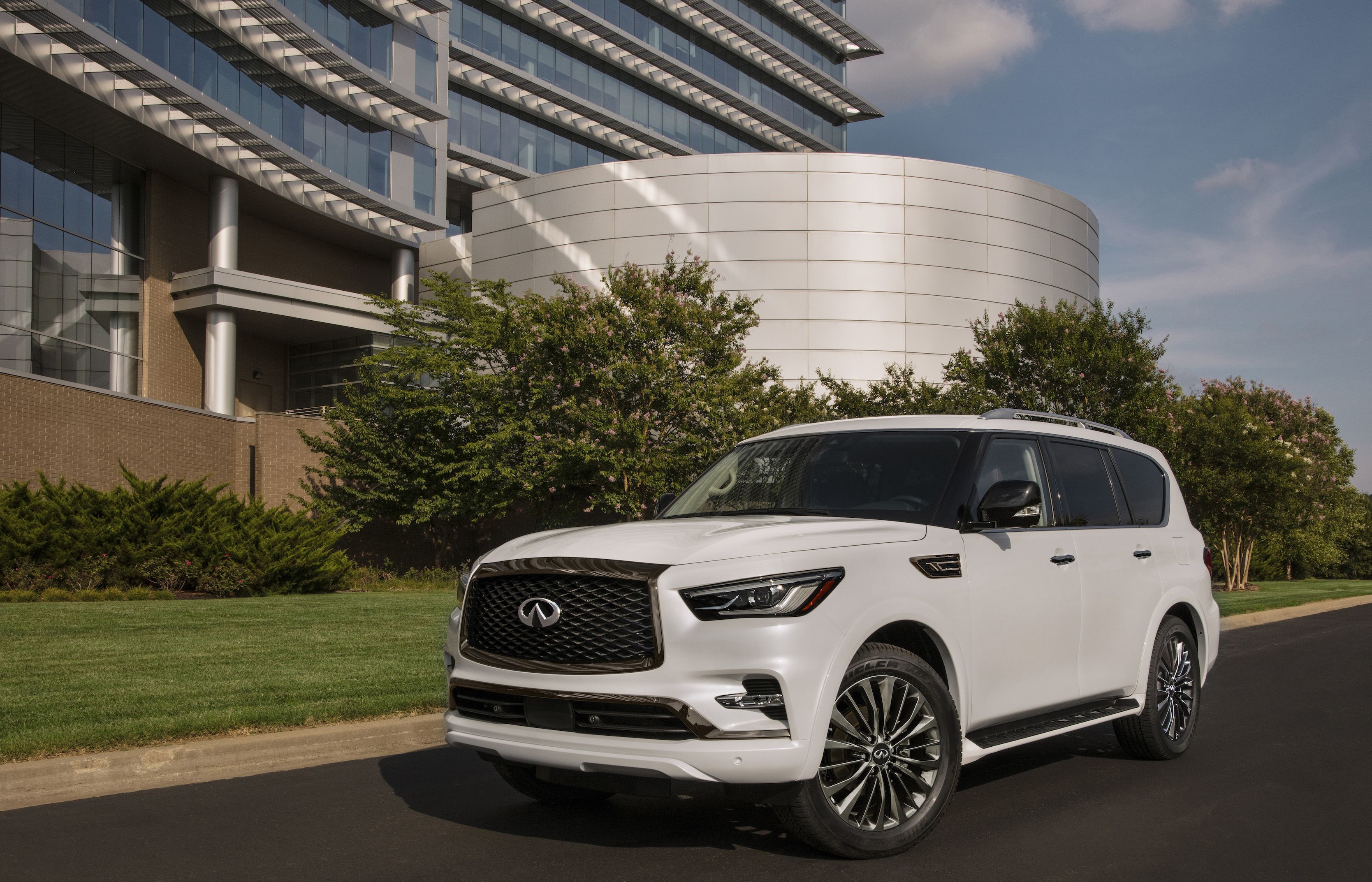 Car Review 21 Infiniti Qx80 Puts Luxury In A Traditional Package