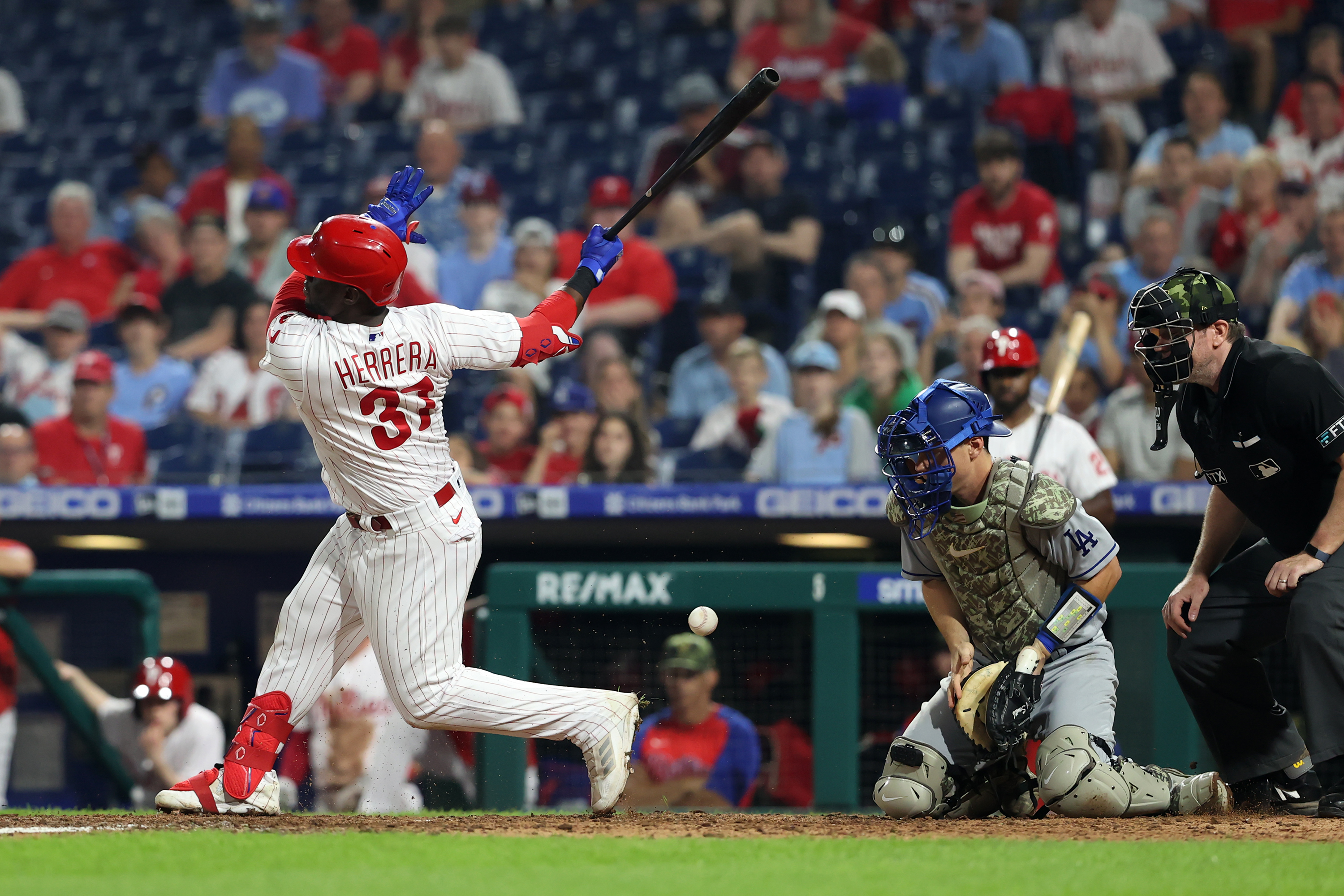 Julio Urías shuts down Phillies bats