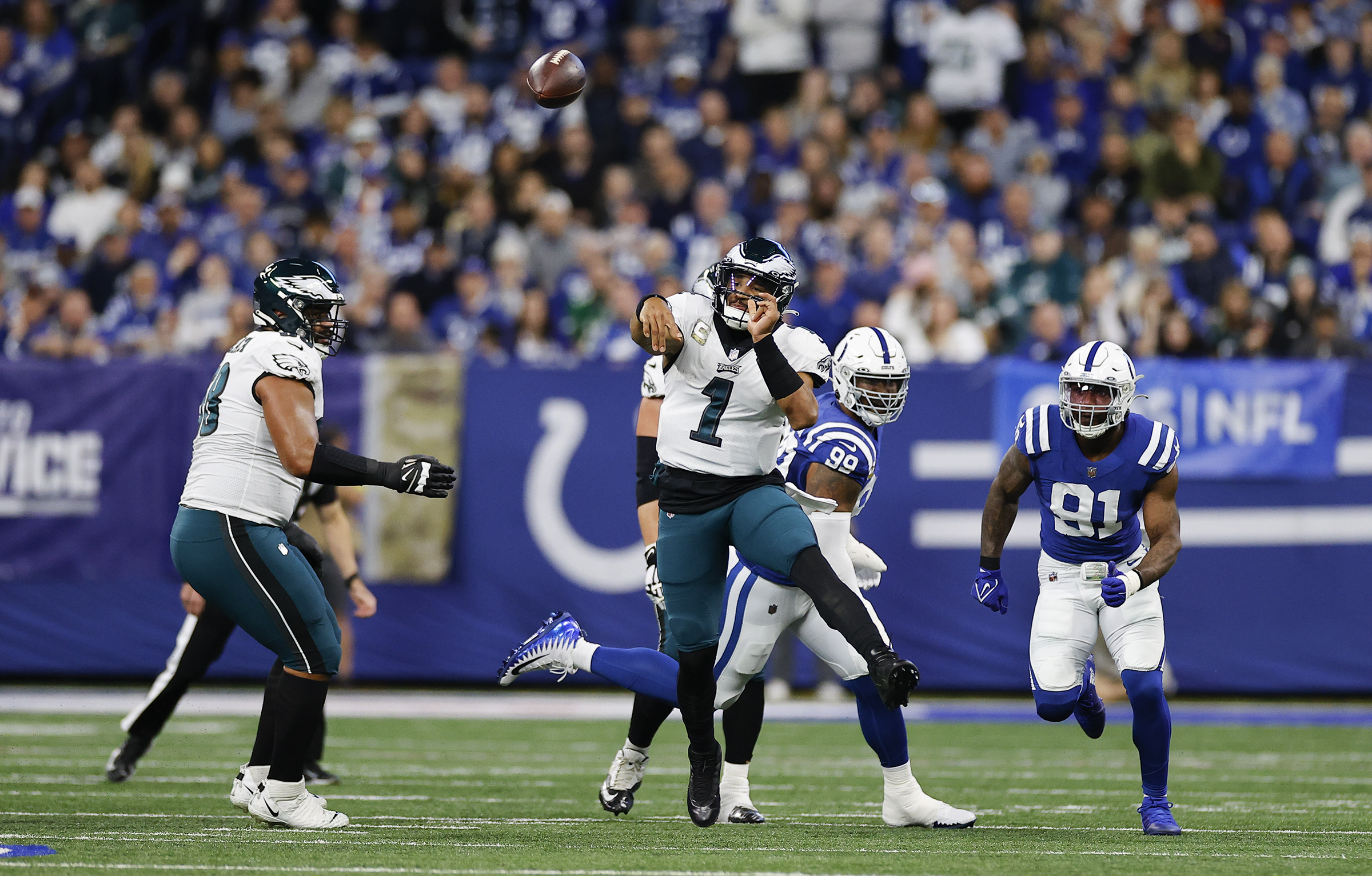 Jalen Hurts' late TD run gives Eagles 17-16 comeback win over