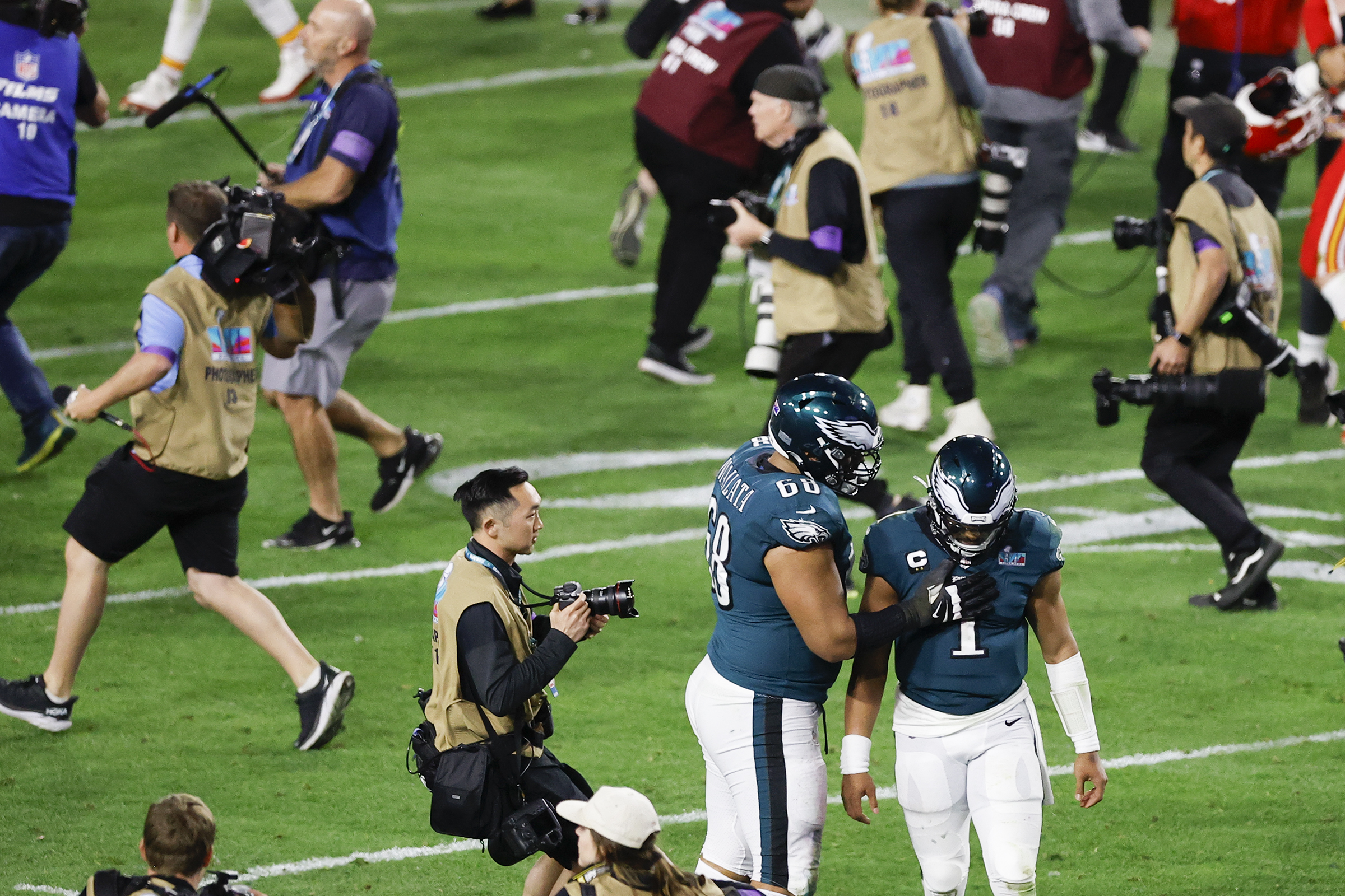 Inglewood, California, USA. 08th Oct, 2023. Philadelphia Eagles quarterback Jalen  Hurts (1) celebrates after the NFL football game between the Philadelphia  Eagles and the Los Angeles Rams in Inglewood, California. Mandatory Photo