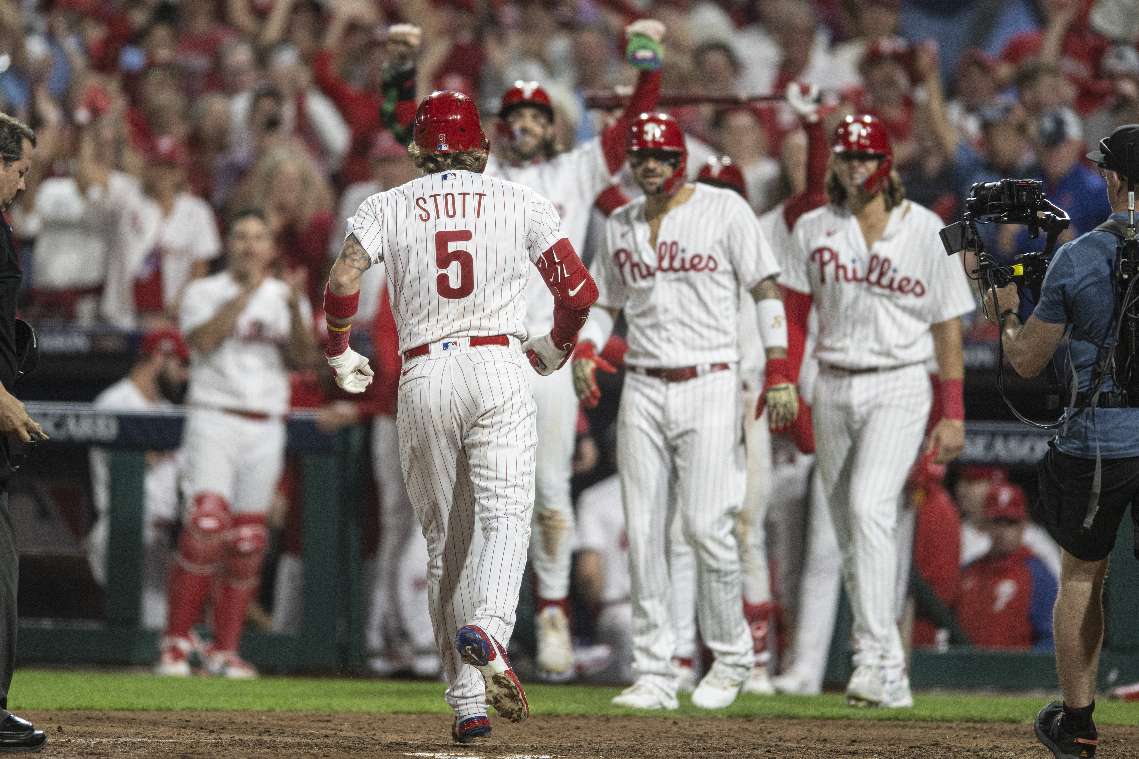 Phillies pull to within two games of first place with a doubleheader sweep  of sorts over the Marlins