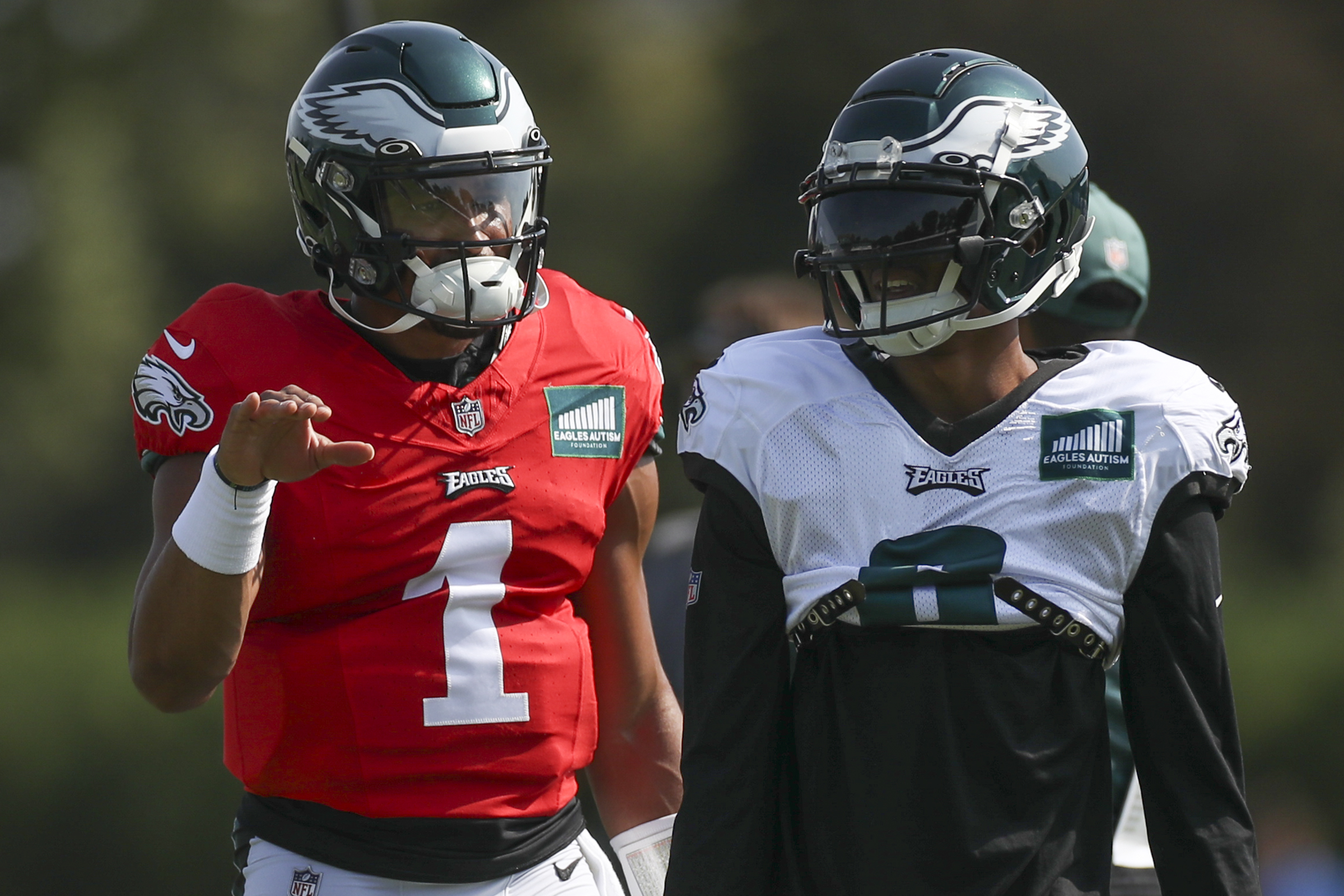 Jalen Hurts throws for TD, runs for another as Eagles thump