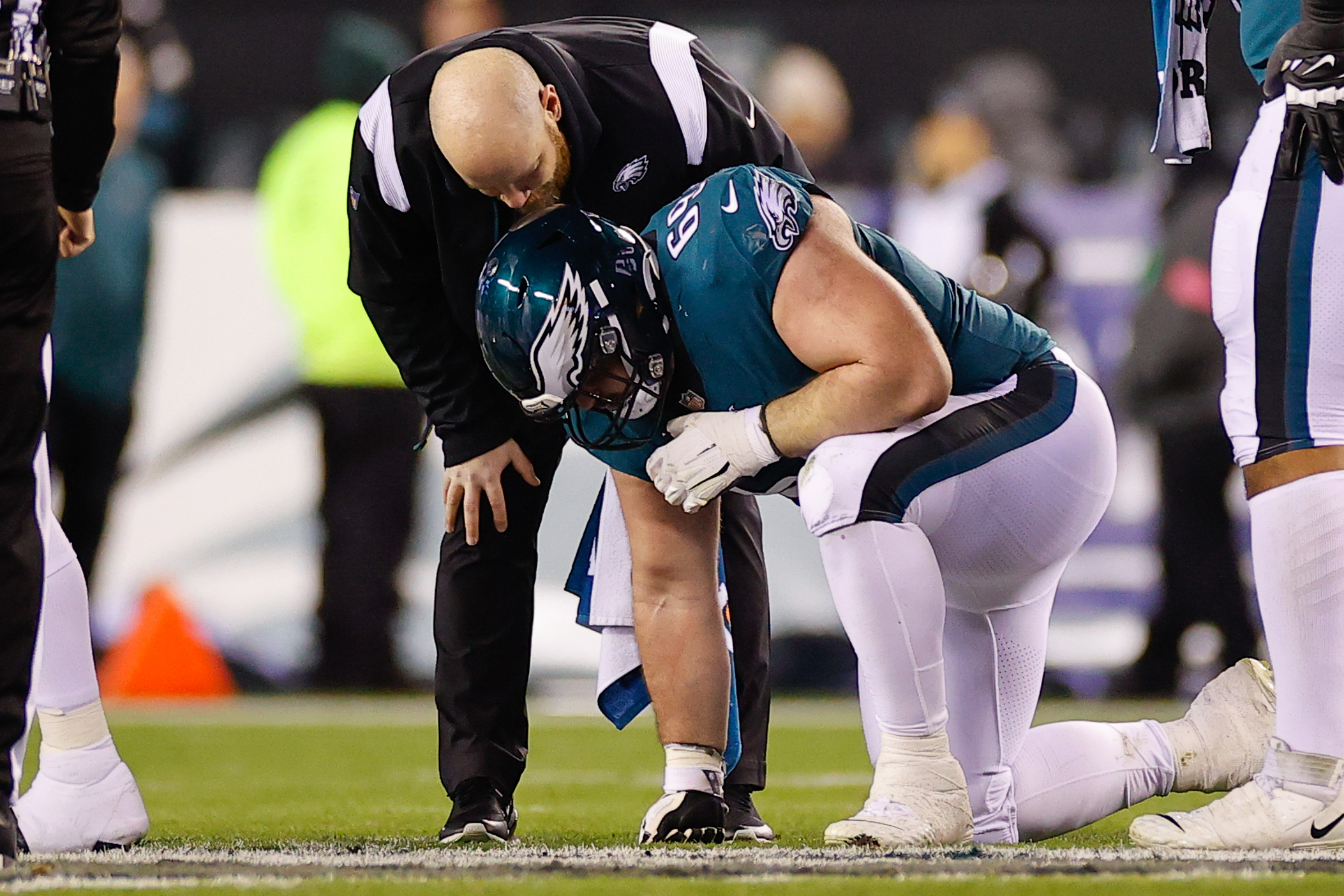 Jason Kelce injury: Eagles center injures knee in Giants game - Bleeding  Green Nation