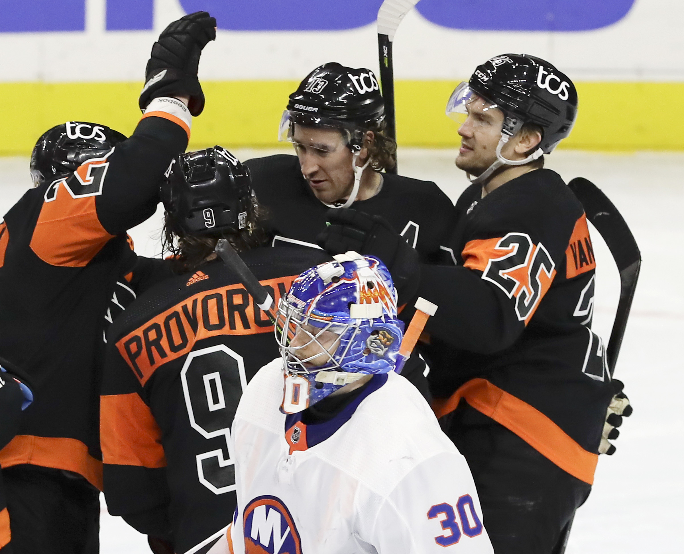 Hayes leads Flyers to win over Islanders