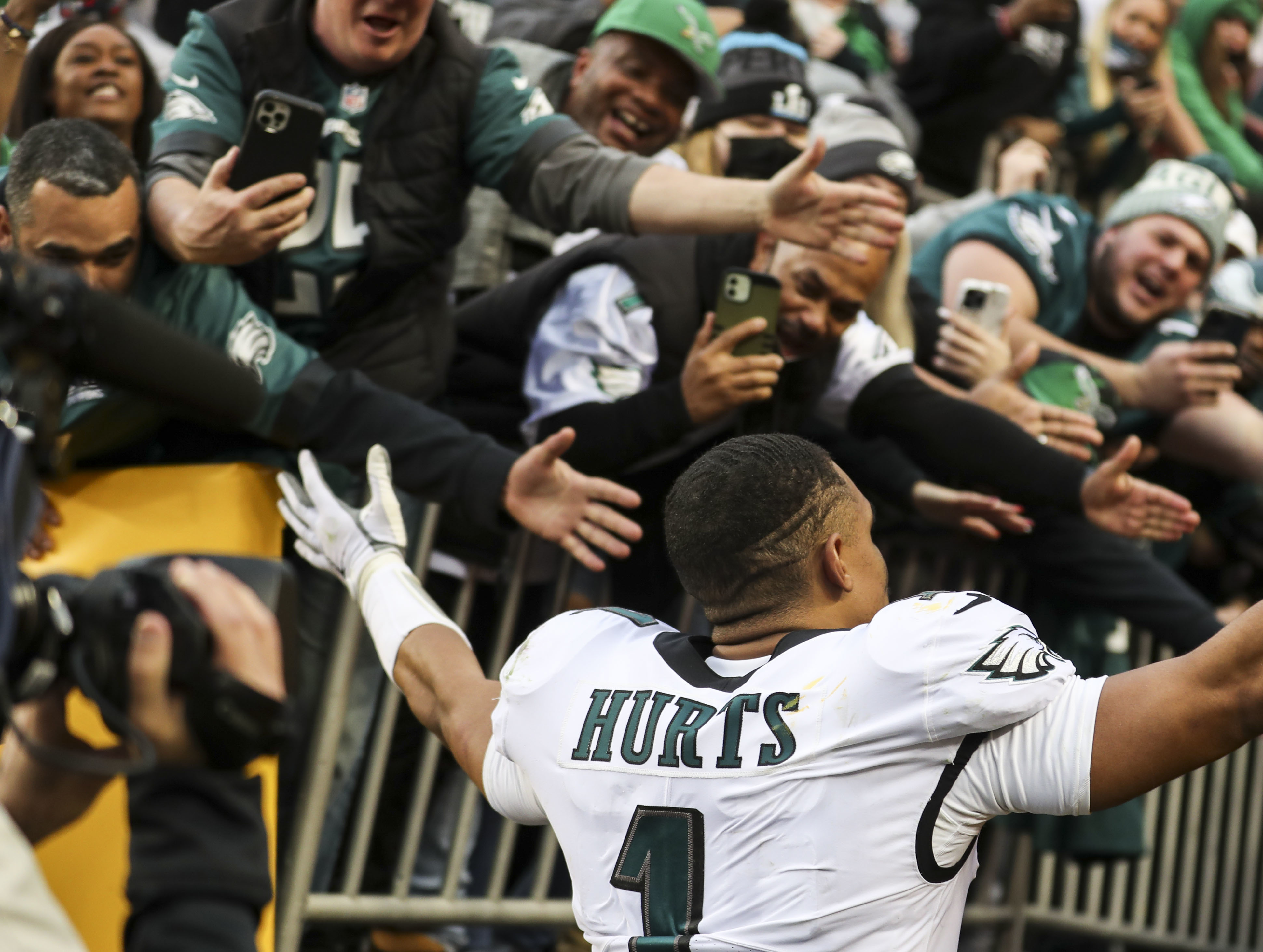 Hurts OK after railing collapse, Eagles beat Washington