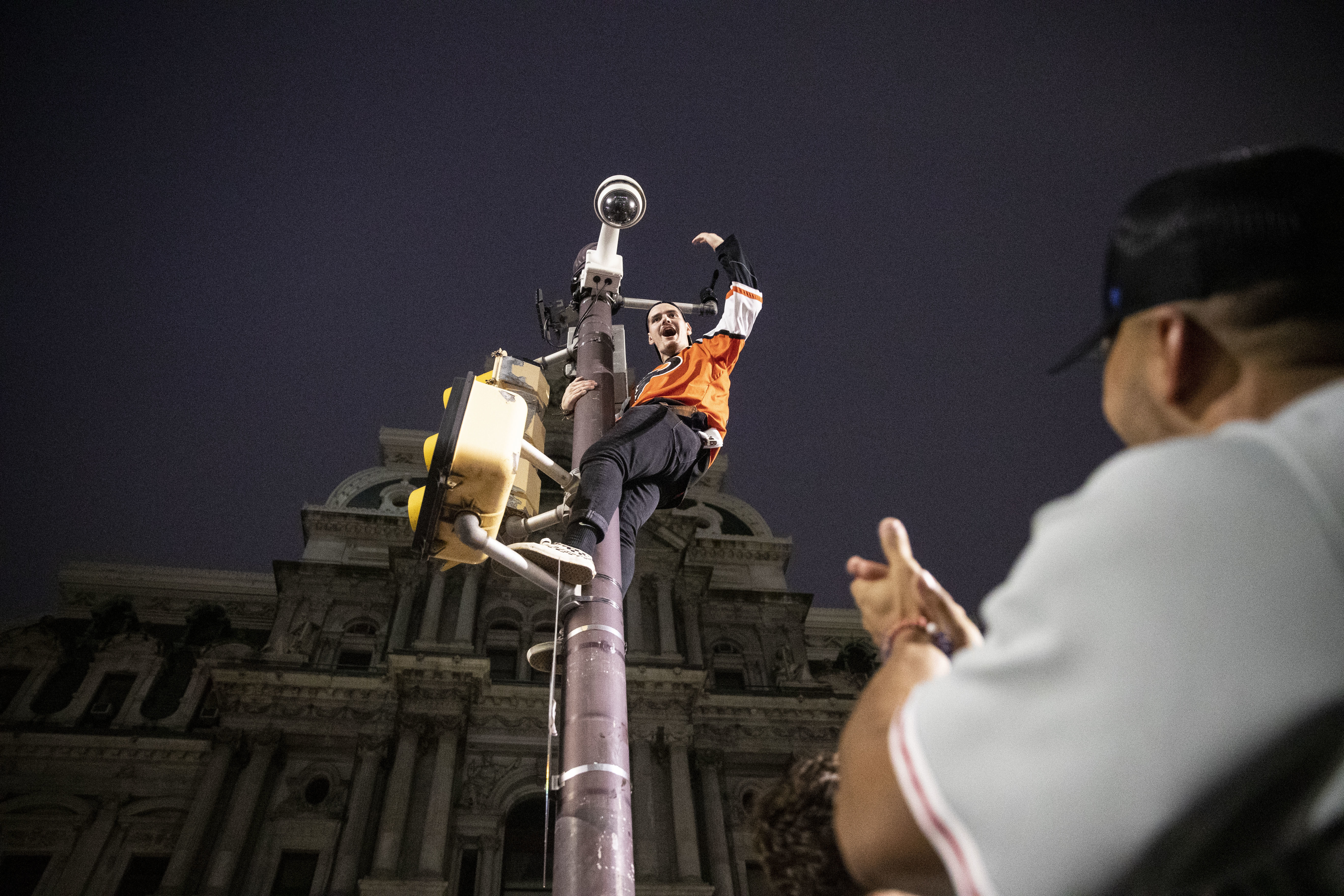 Video: Phillies fans climbing poles outside City Hall after NLCS win - CBS  Philadelphia