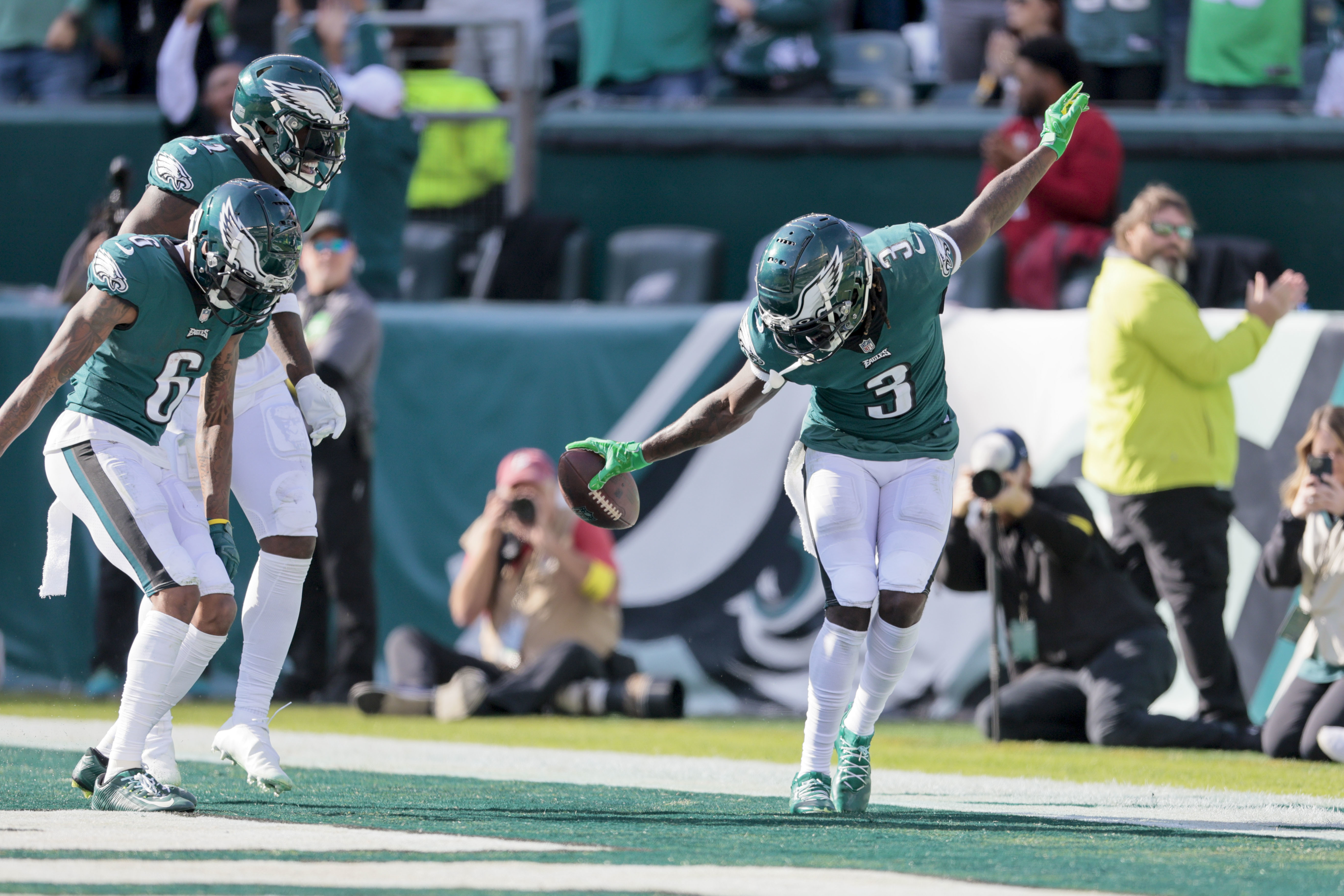 Jalen Hurts and AJ Brown lead dominant Eagles over Steelers