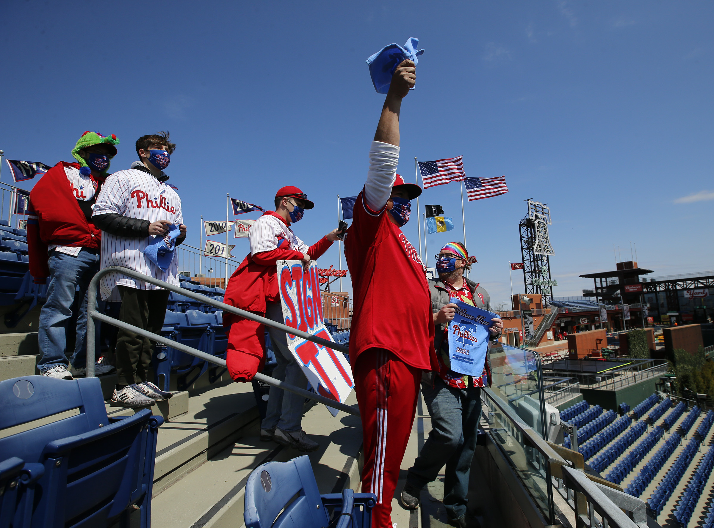 Jean Segura is warmly welcomed back by the crowd at CBP. : r/phillies