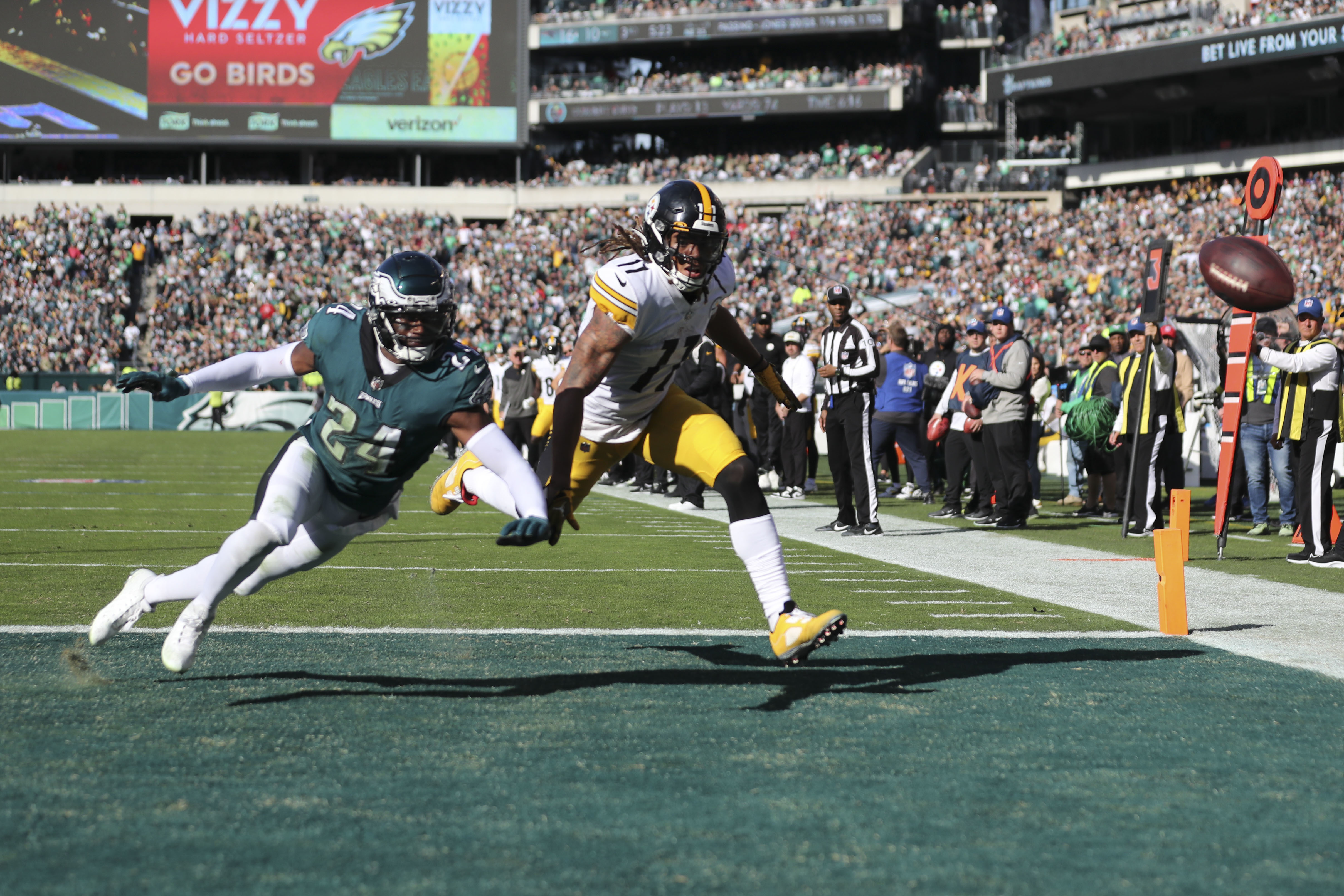 Eagles beat Steelers as A.J. Brown, Jalen Hurts combine for three TDs