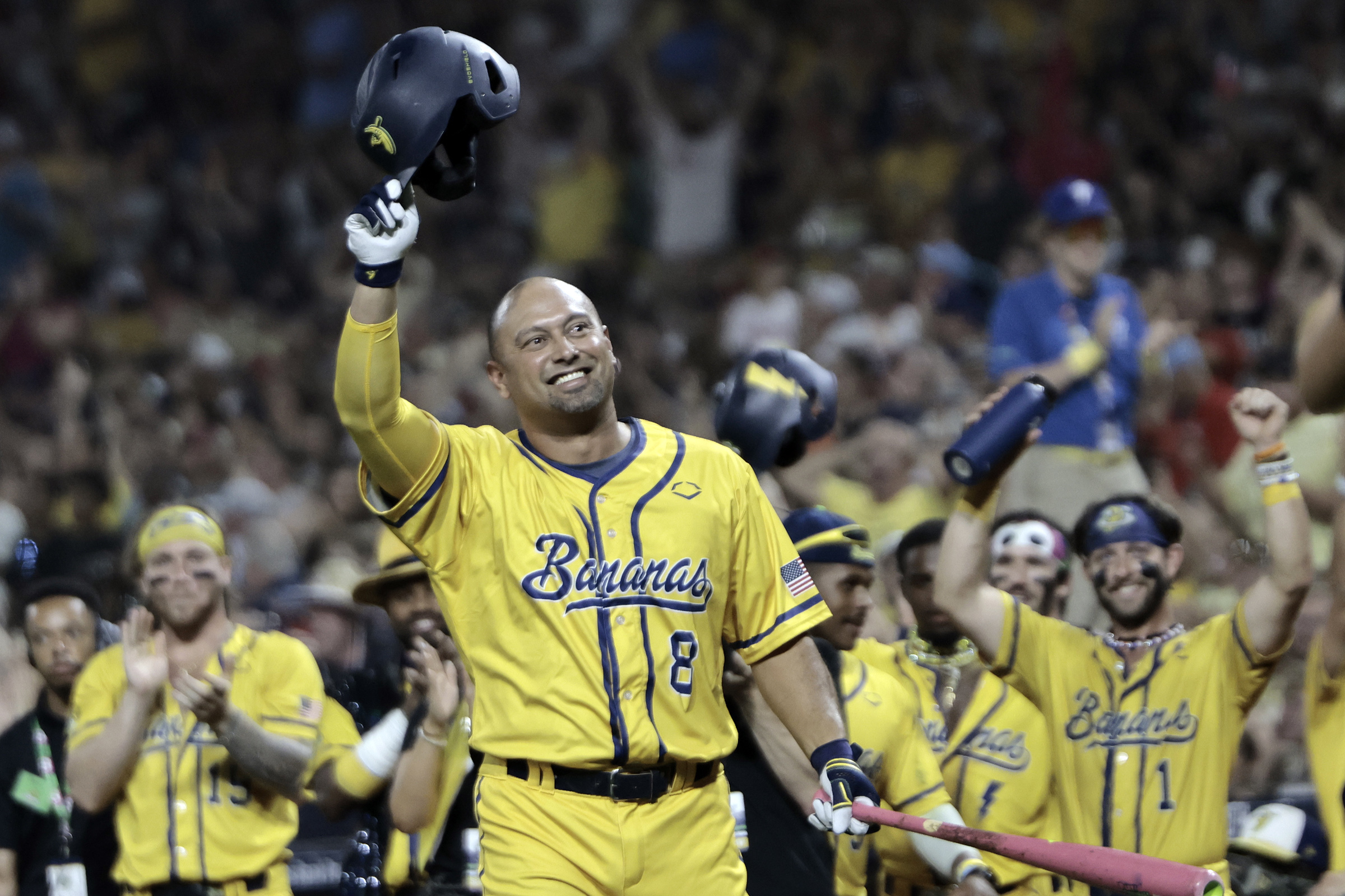 A 2008 Phillies reunion broke out at the Savannah Bananas game
