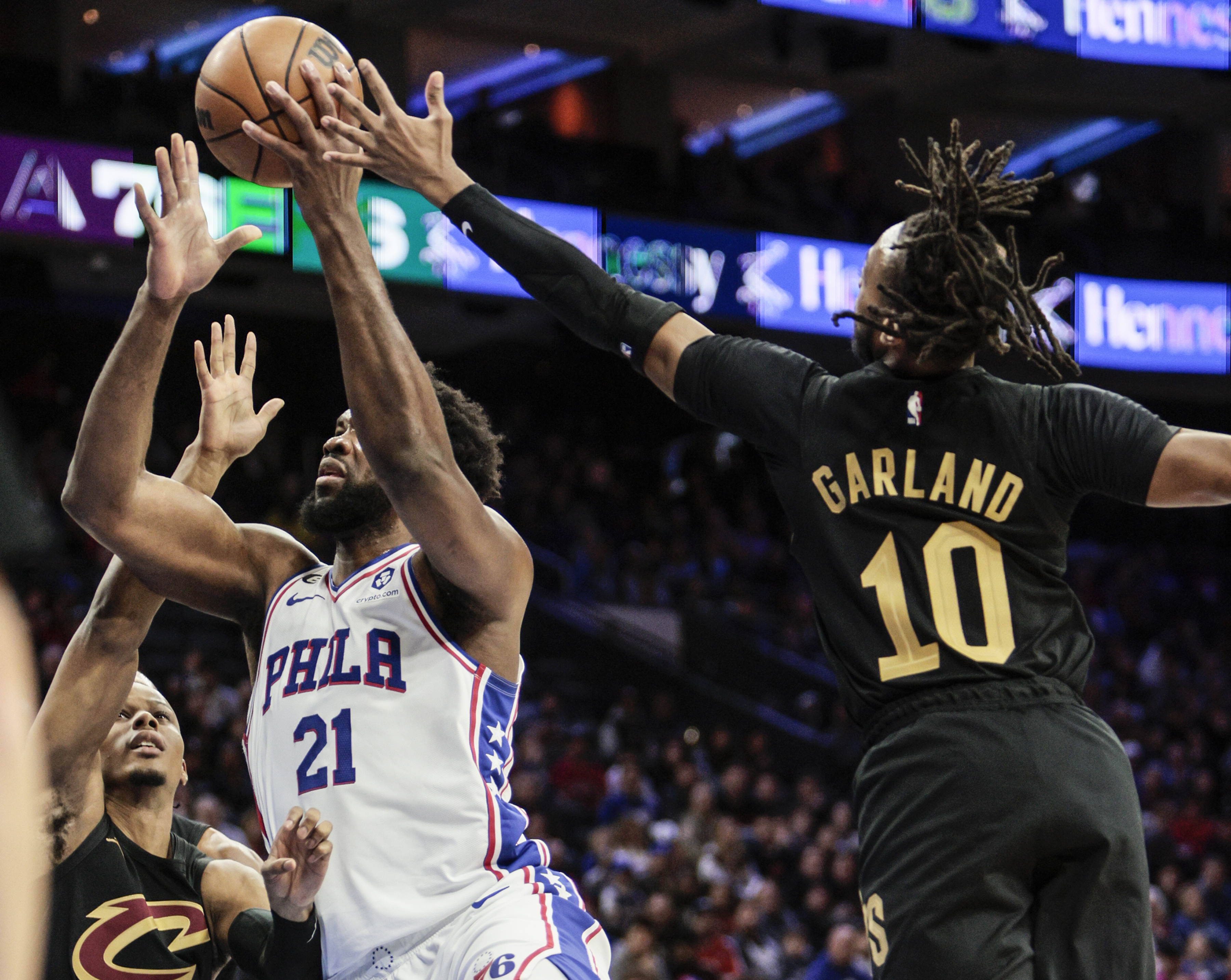 Joel Embiid was the center of attention at NBA All-Star game - Los
