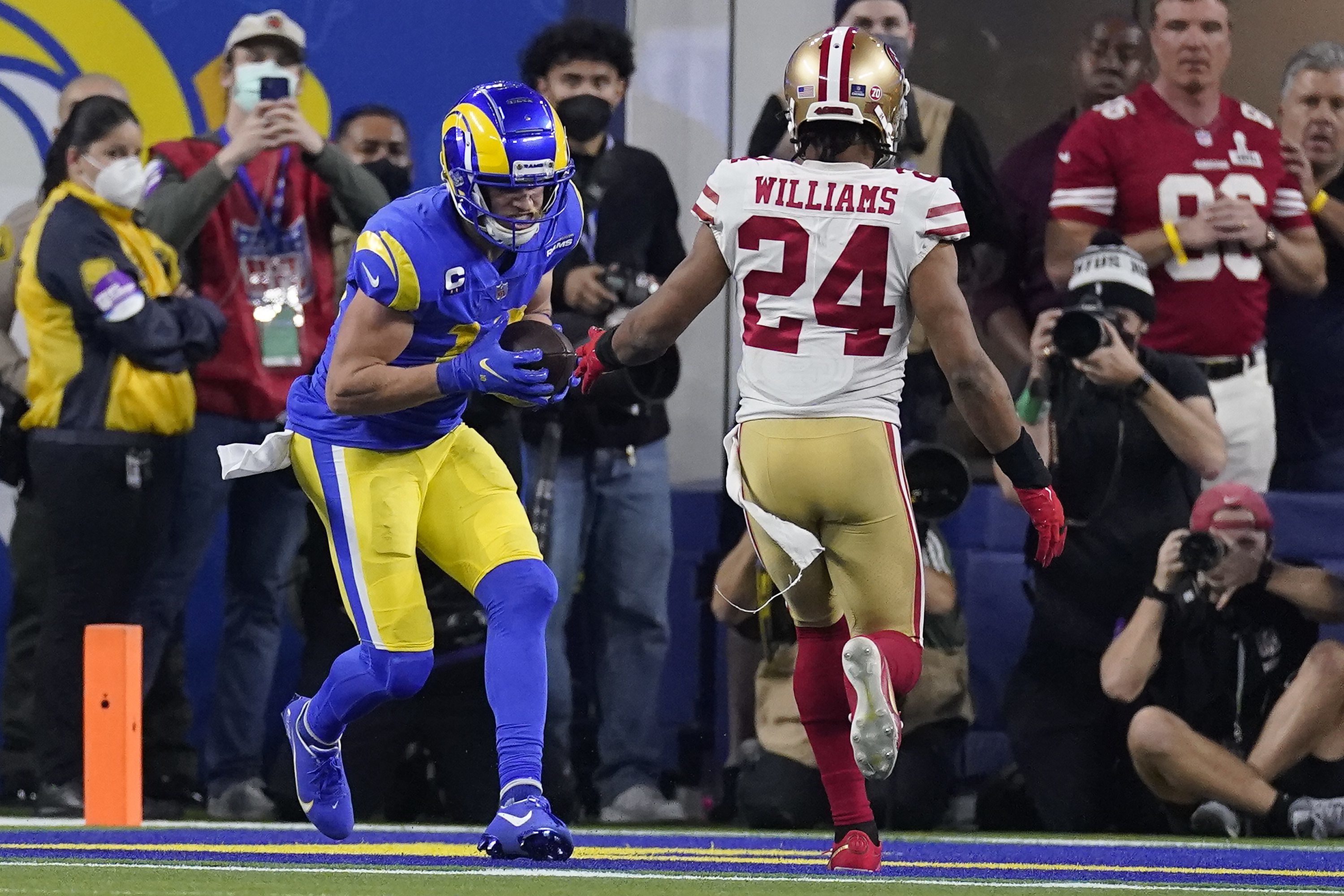 Los Angeles Rams' Cooper Kupp (10) catches a touchdown pass in front of San  Francisco 49ers' Ja …