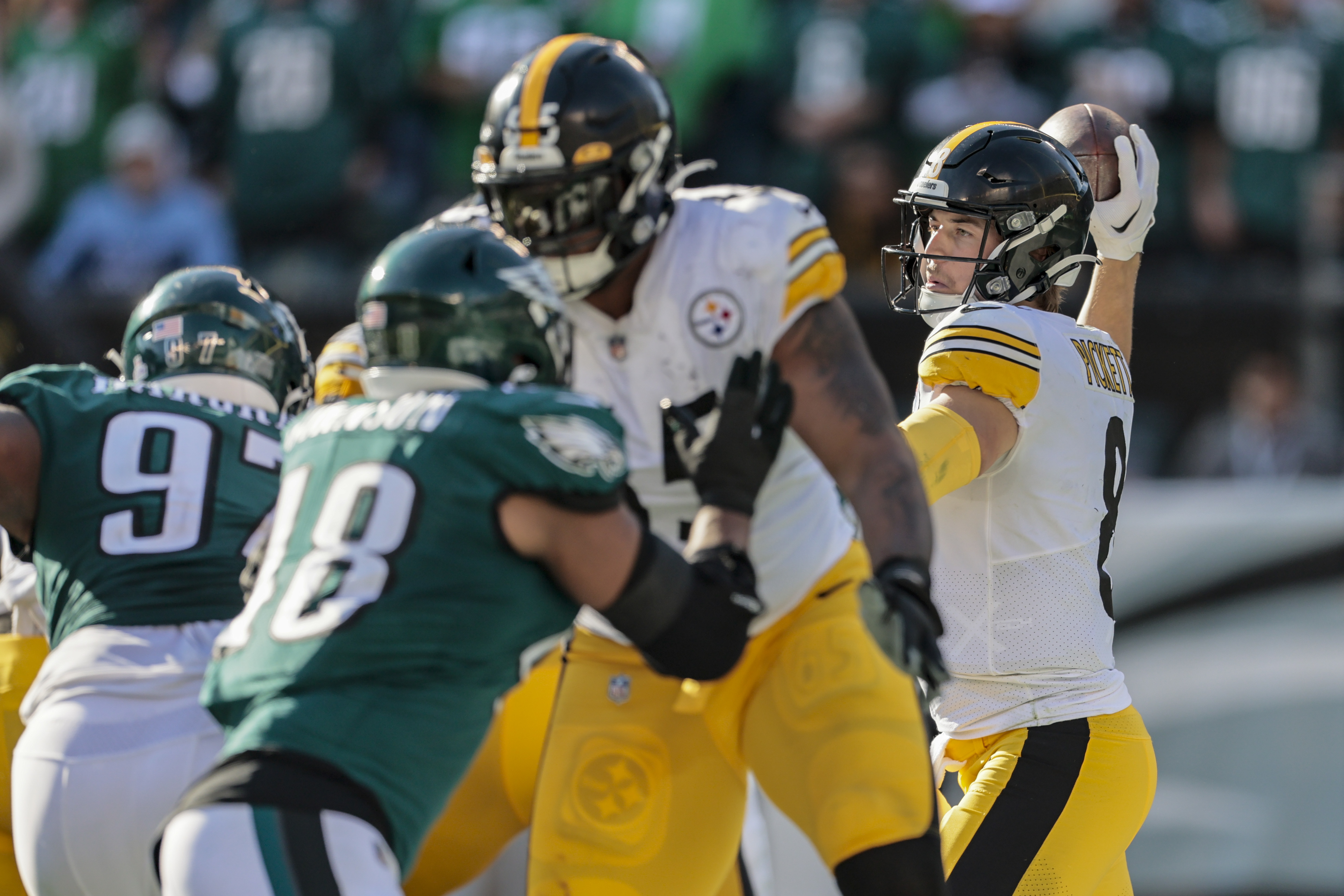 Eagles' A.J. Brown points at Steelers DBs to celebrate historic half