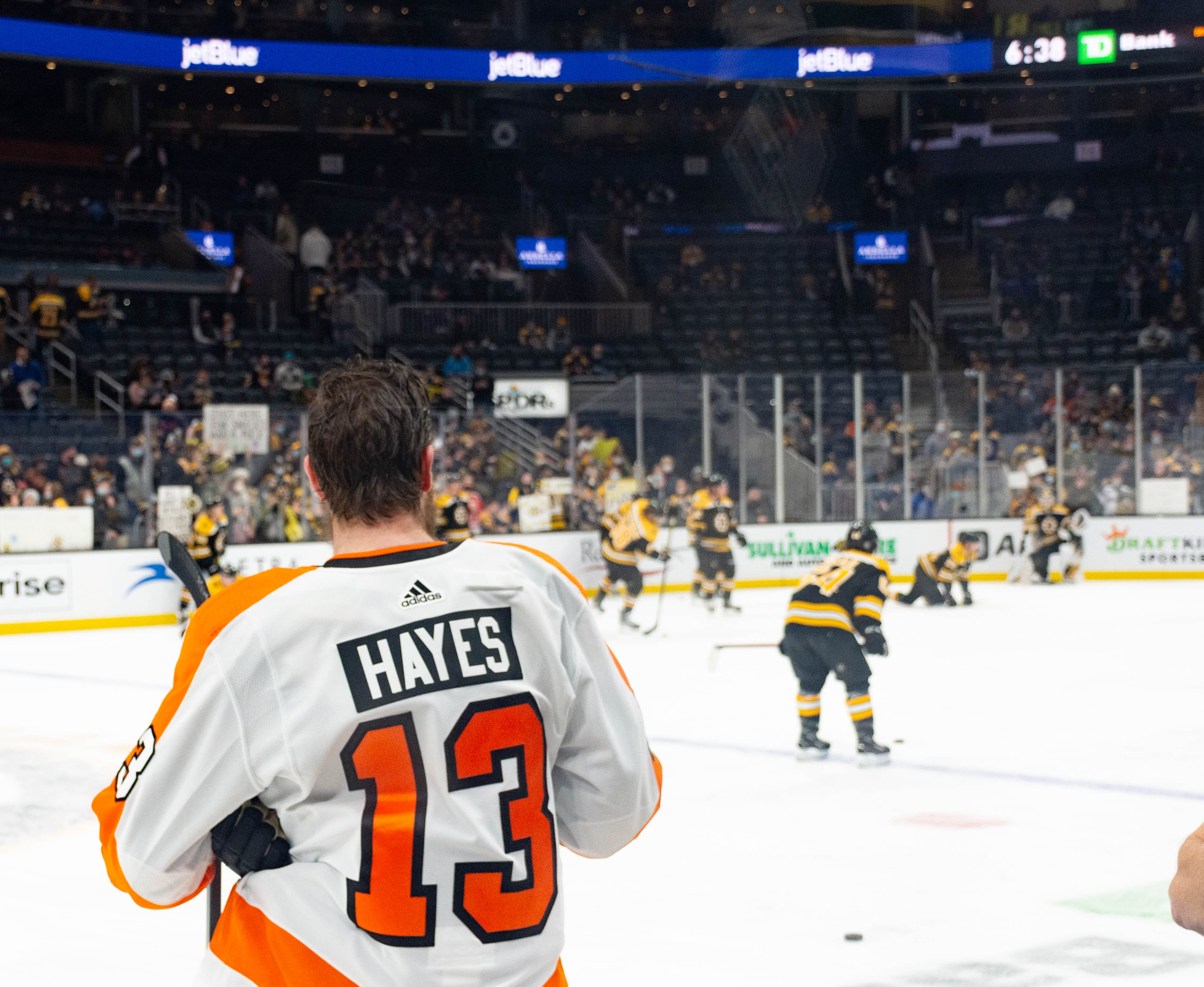 Flyers build chemistry through Boston connections, visiting Kevin Hayes'  family