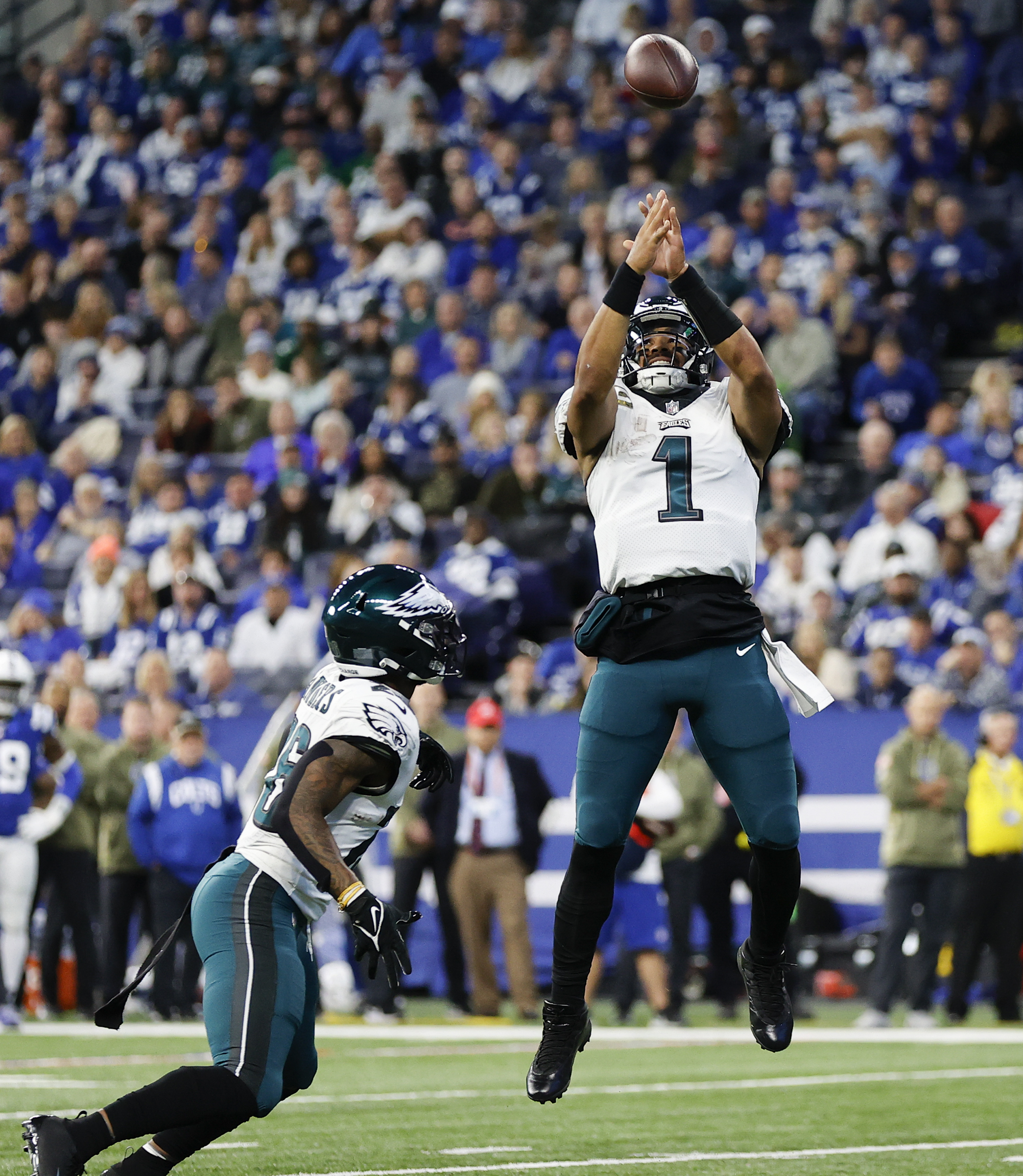 Jalen Hurts' late TD run gives Eagles 17-16 win over Colts