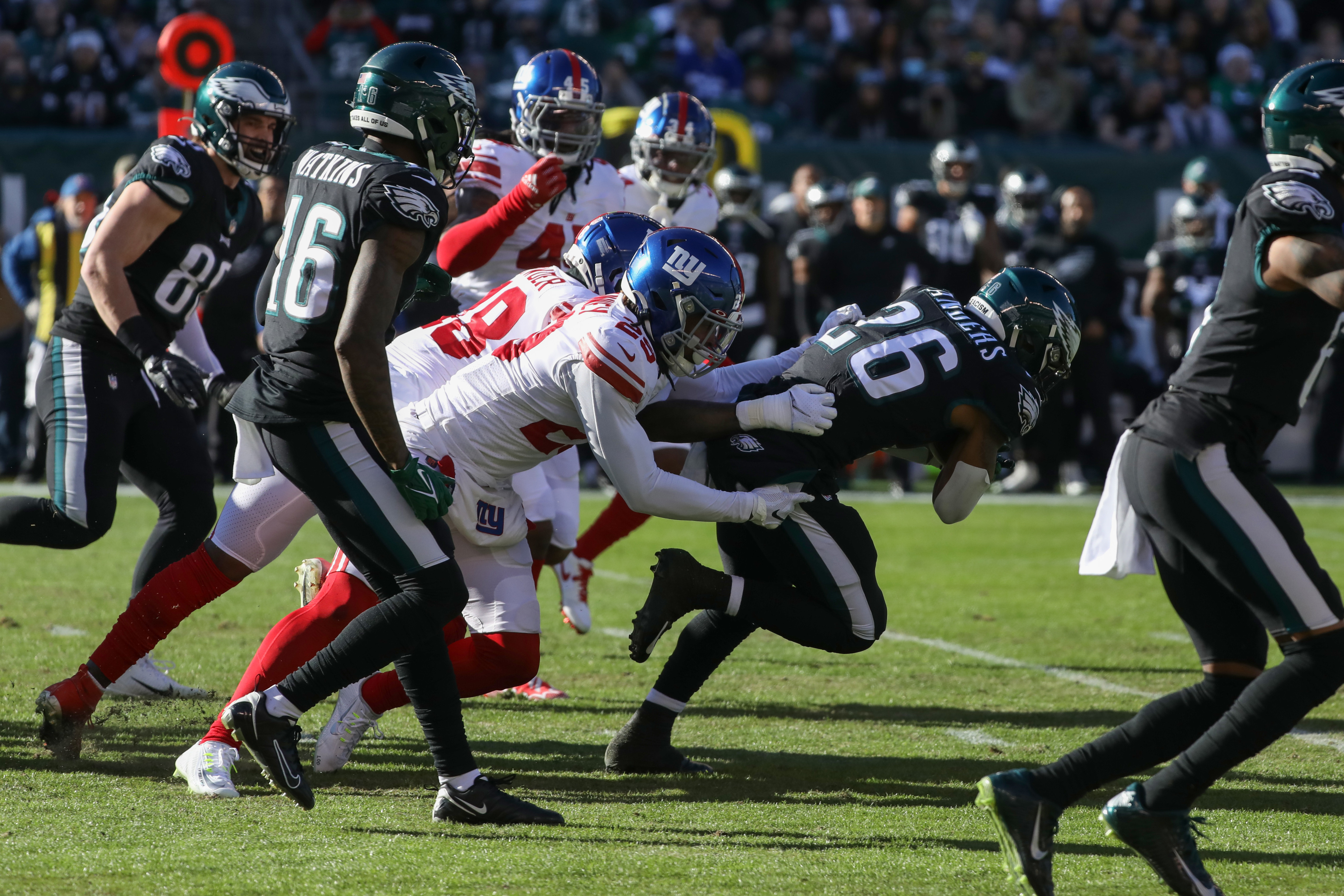 AP RECAP: Tank, schmank! Giants hang on to beat Eagles (finally) 