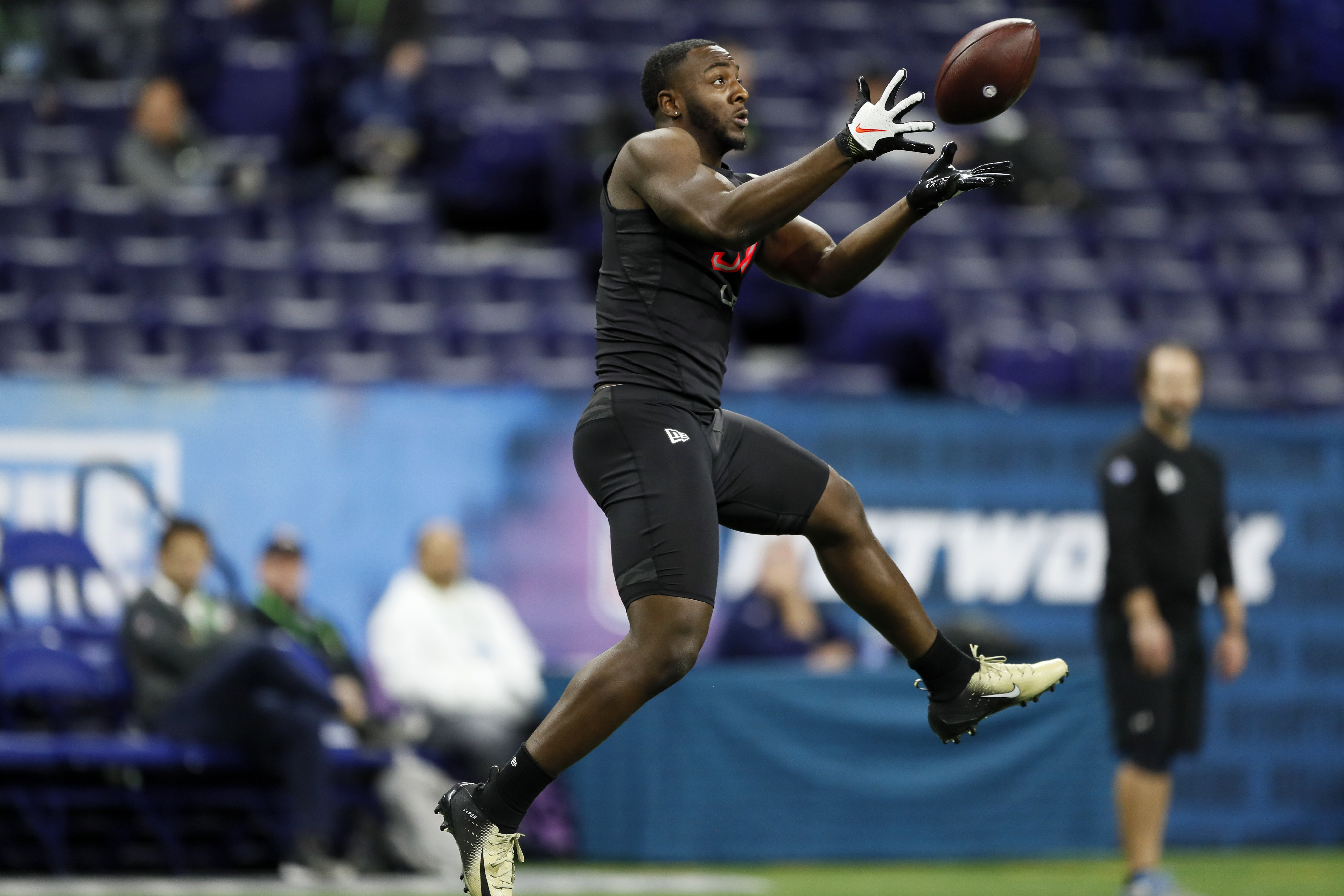 Eagles training camp: Former starting linebacker Davion Taylor