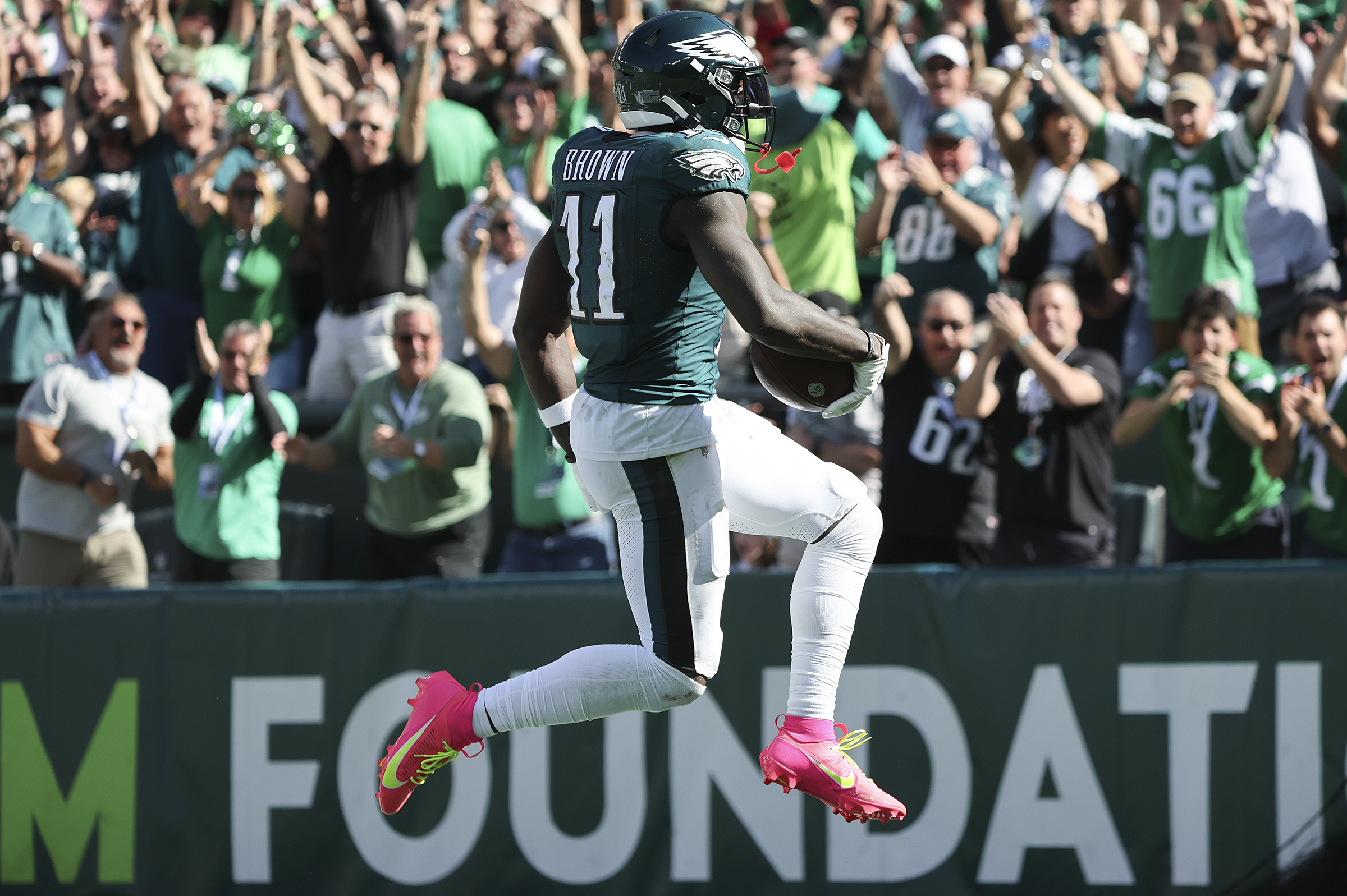 A.J. Brown puts Eagles up late with 28-yard touchdown