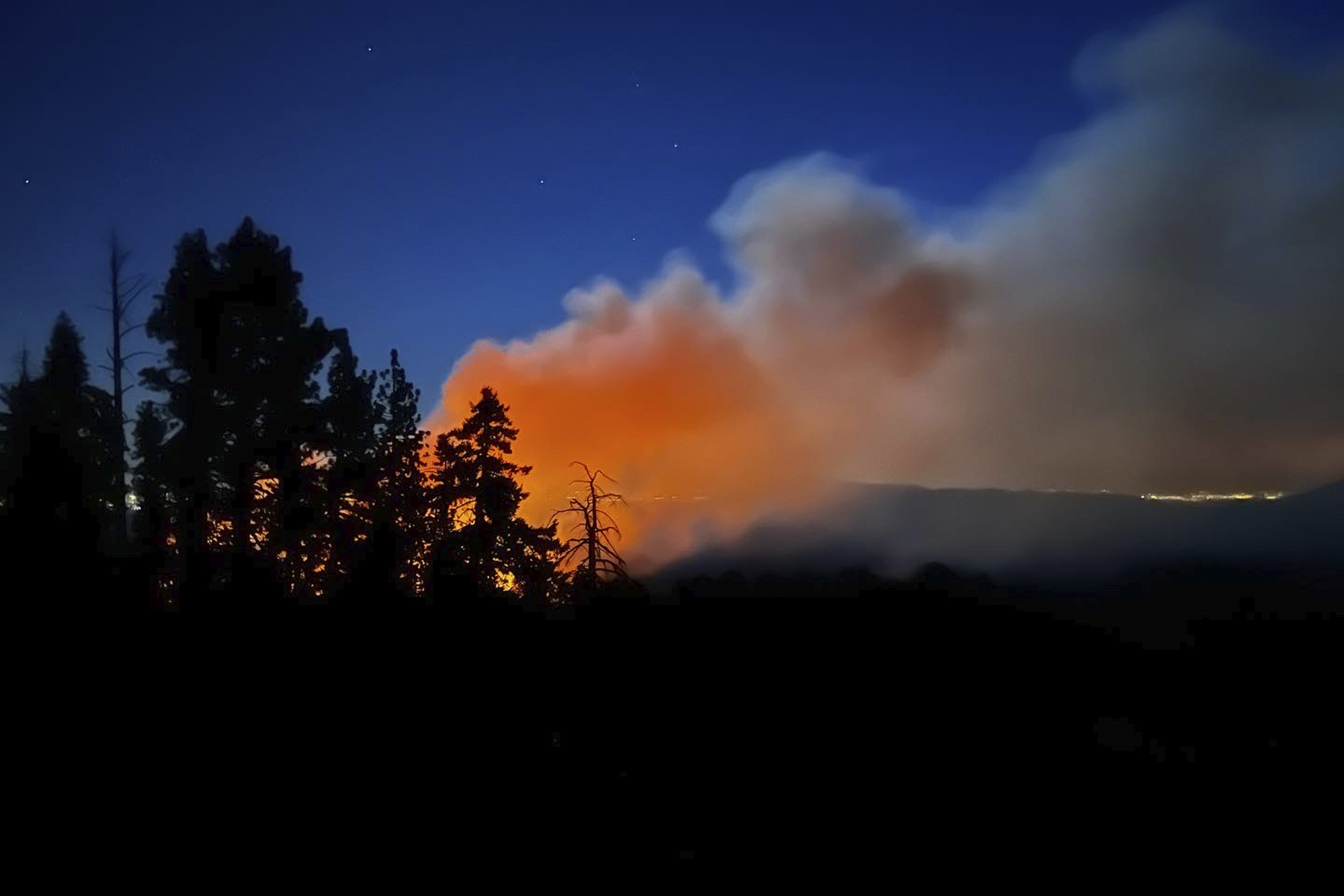 California wildfire threatens giant sequoia trees in Yosemite National Park