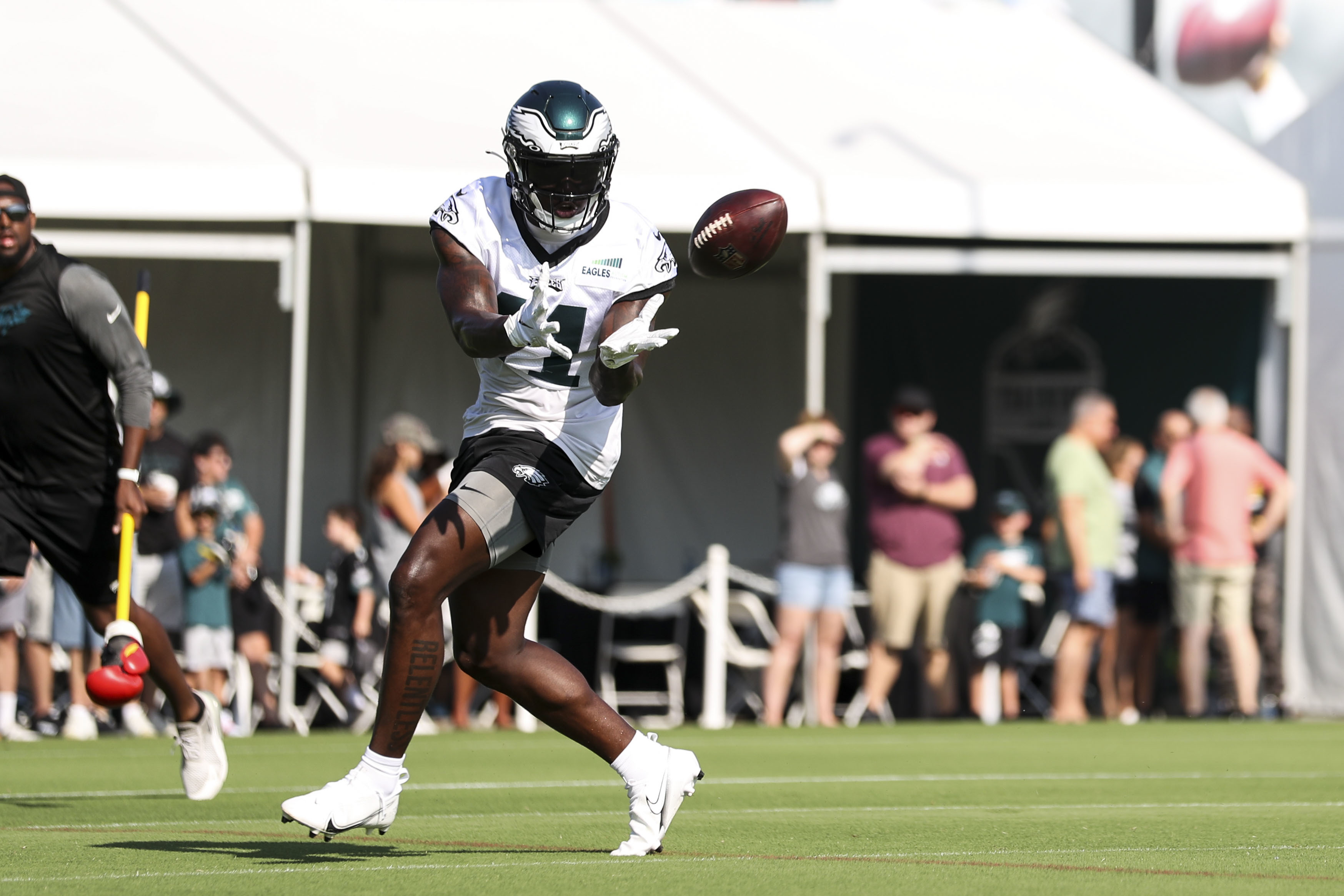 Eagles' Zach Pascal making up for lost time in training camp; taking stock  of the reserve tight end race