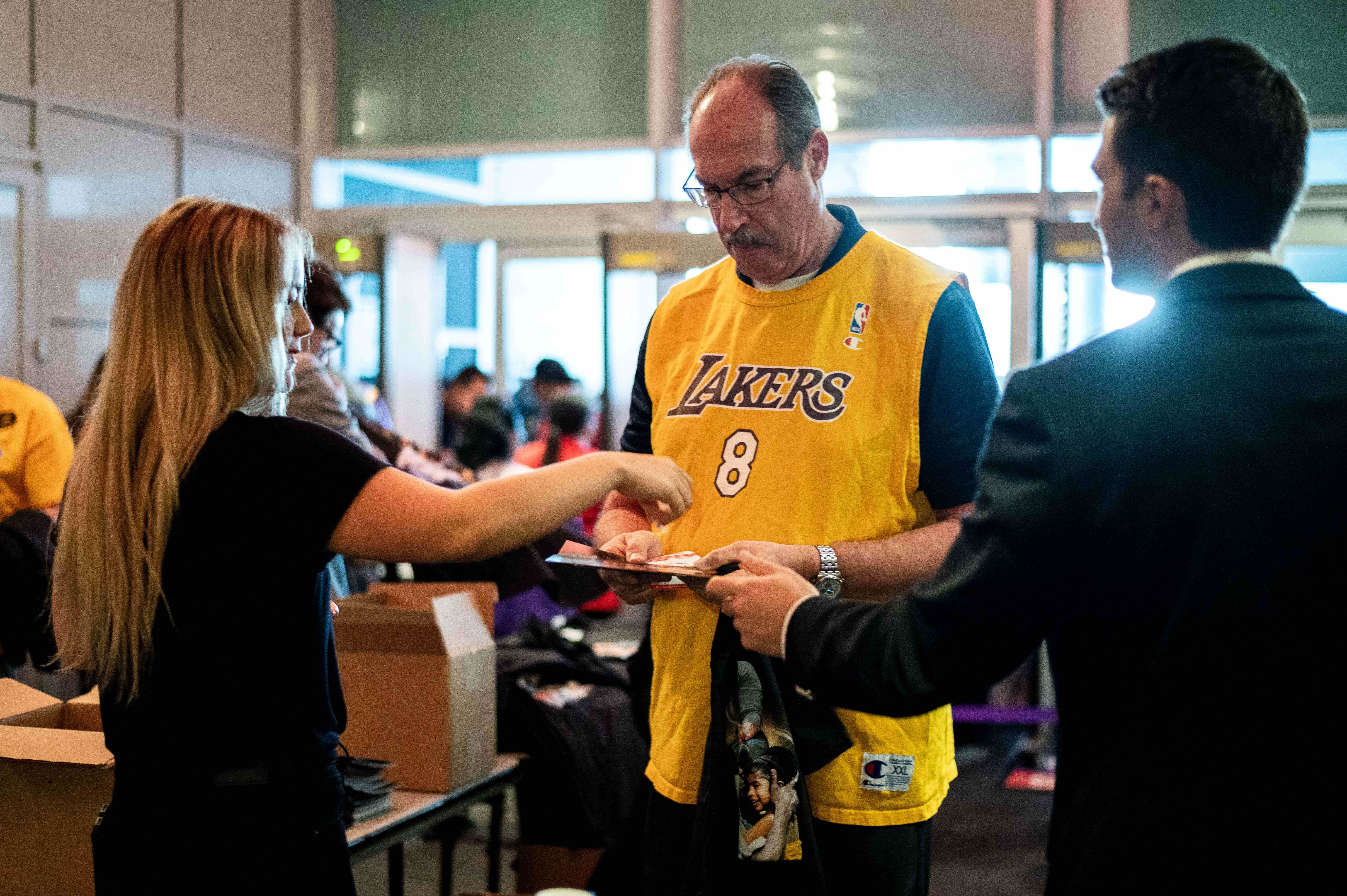 Kobe Bryant wears Eagles fandom on his sleeve after Los Angeles Lakers loss  to Sixers (PHOTO) 