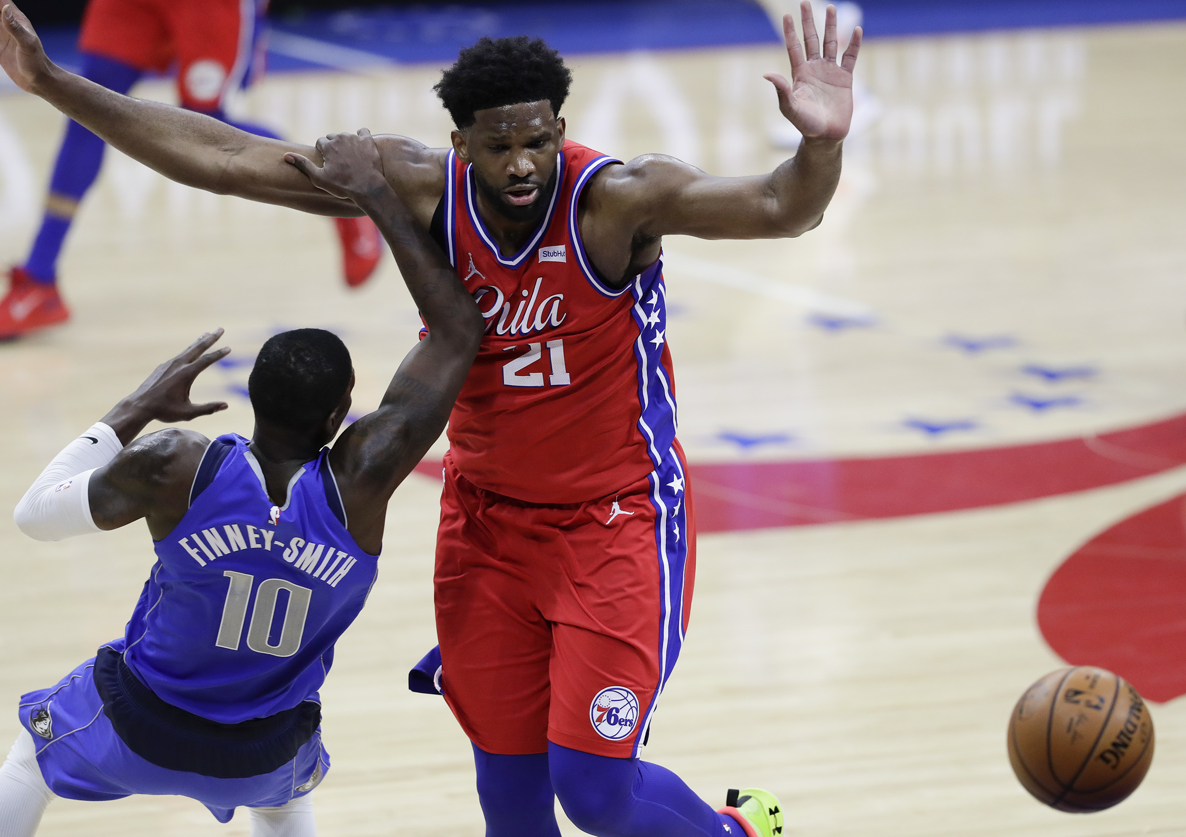 Philadelphia 76ers' cheerleaders escort Philadelphia Phillies MVP Ryan  Howard onto the court before the start of the Sixers' game with the Detroit  Pistons at the Wachovia Center in Philadelphia, Pennsylvania, Tuesday,  November