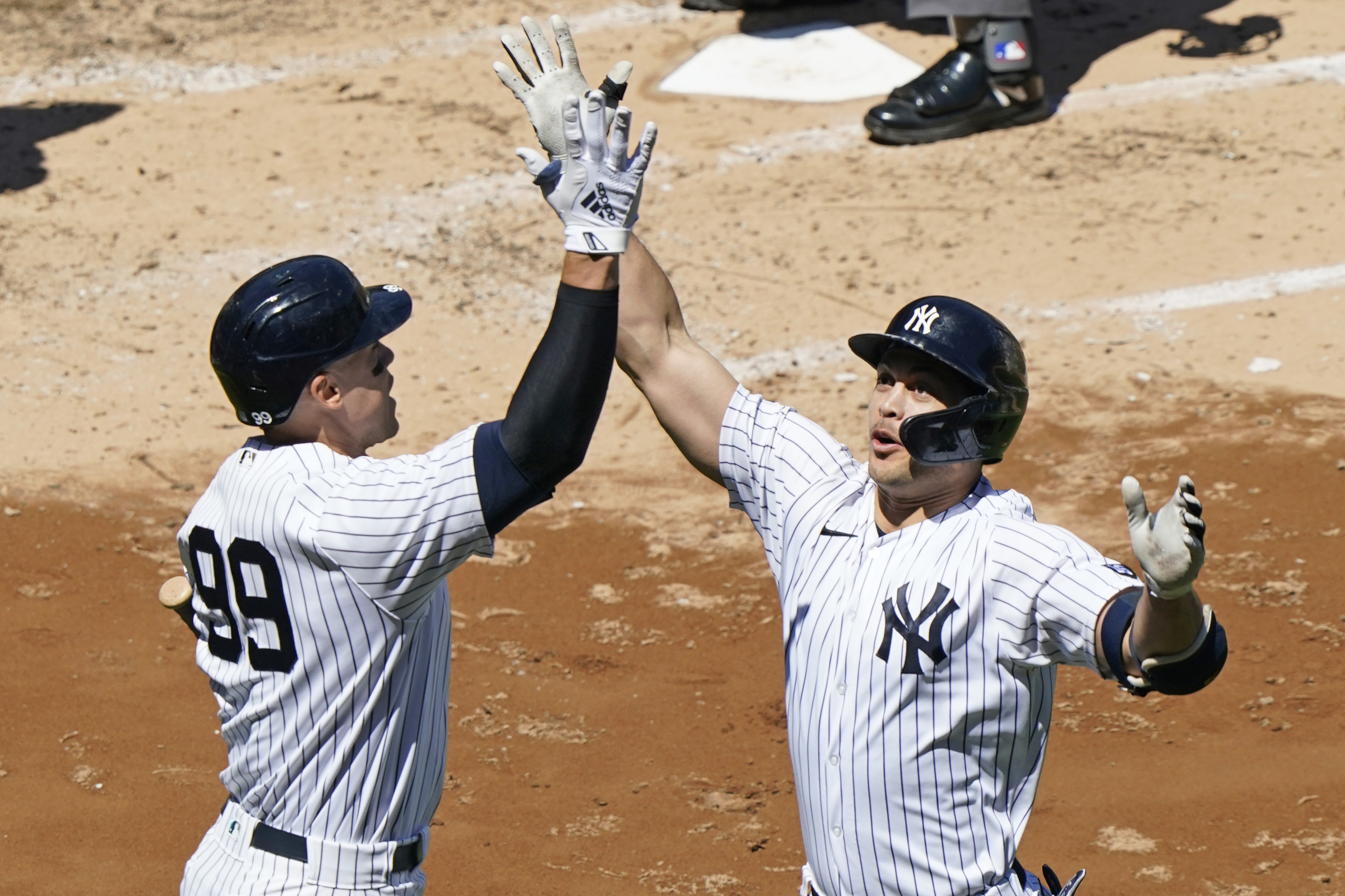 Aaron Judge's glove, Giancarlo Stanton's bat send Yankees to sweep