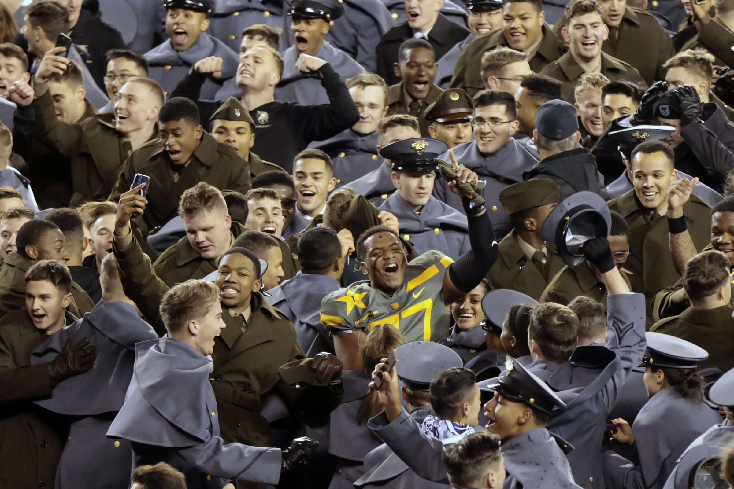 Army comes out on top in history-filled game against Navy at the Linc