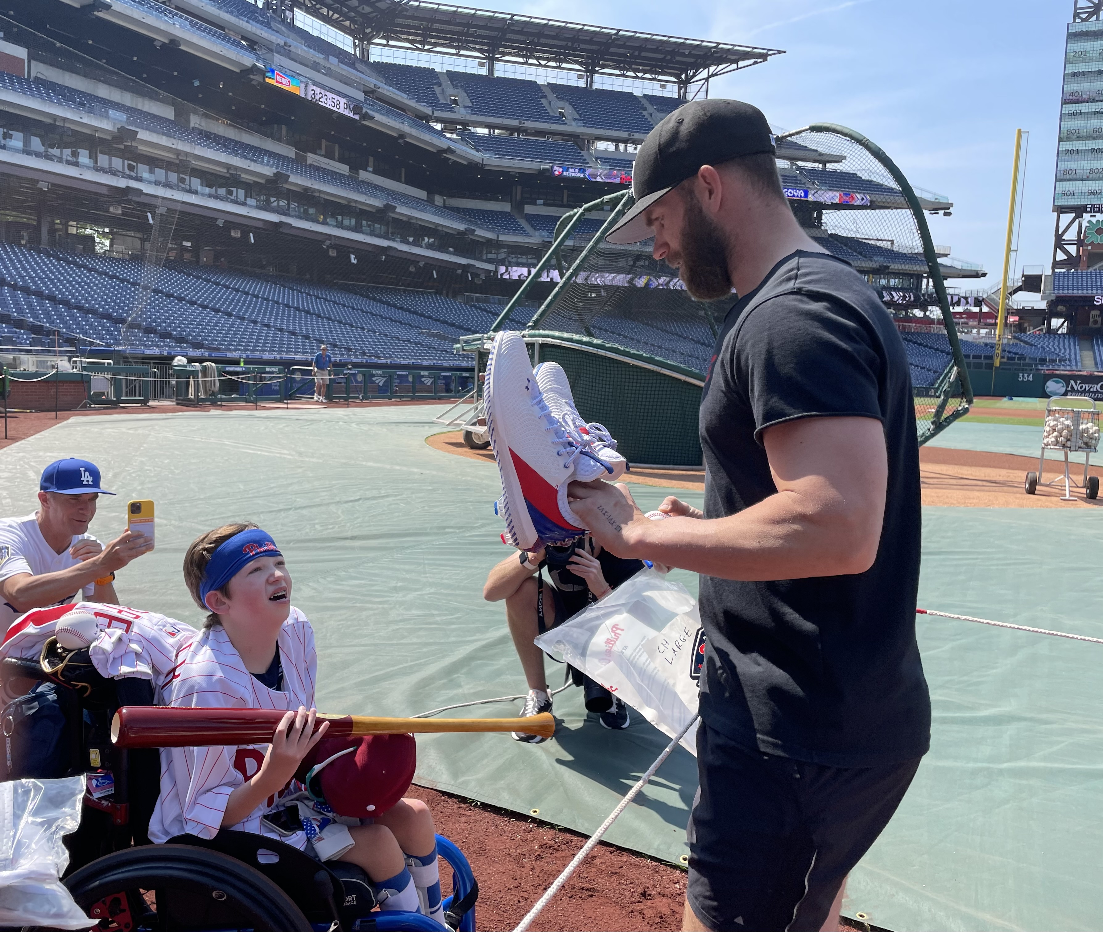 Phillies star Bryce Harper helps reunite young fan with family