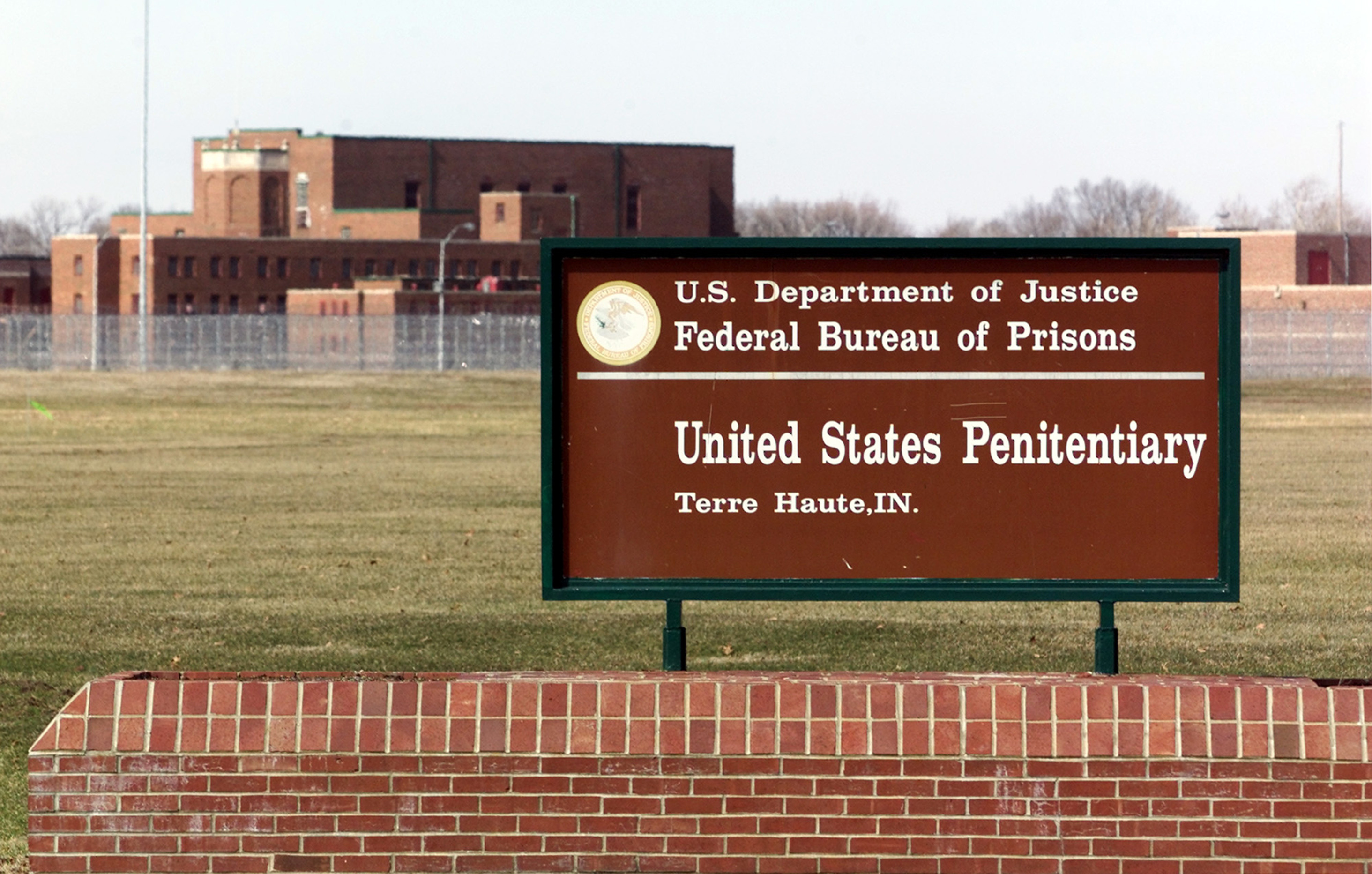 A U.S. judge has halted the execution of a federal inmate who