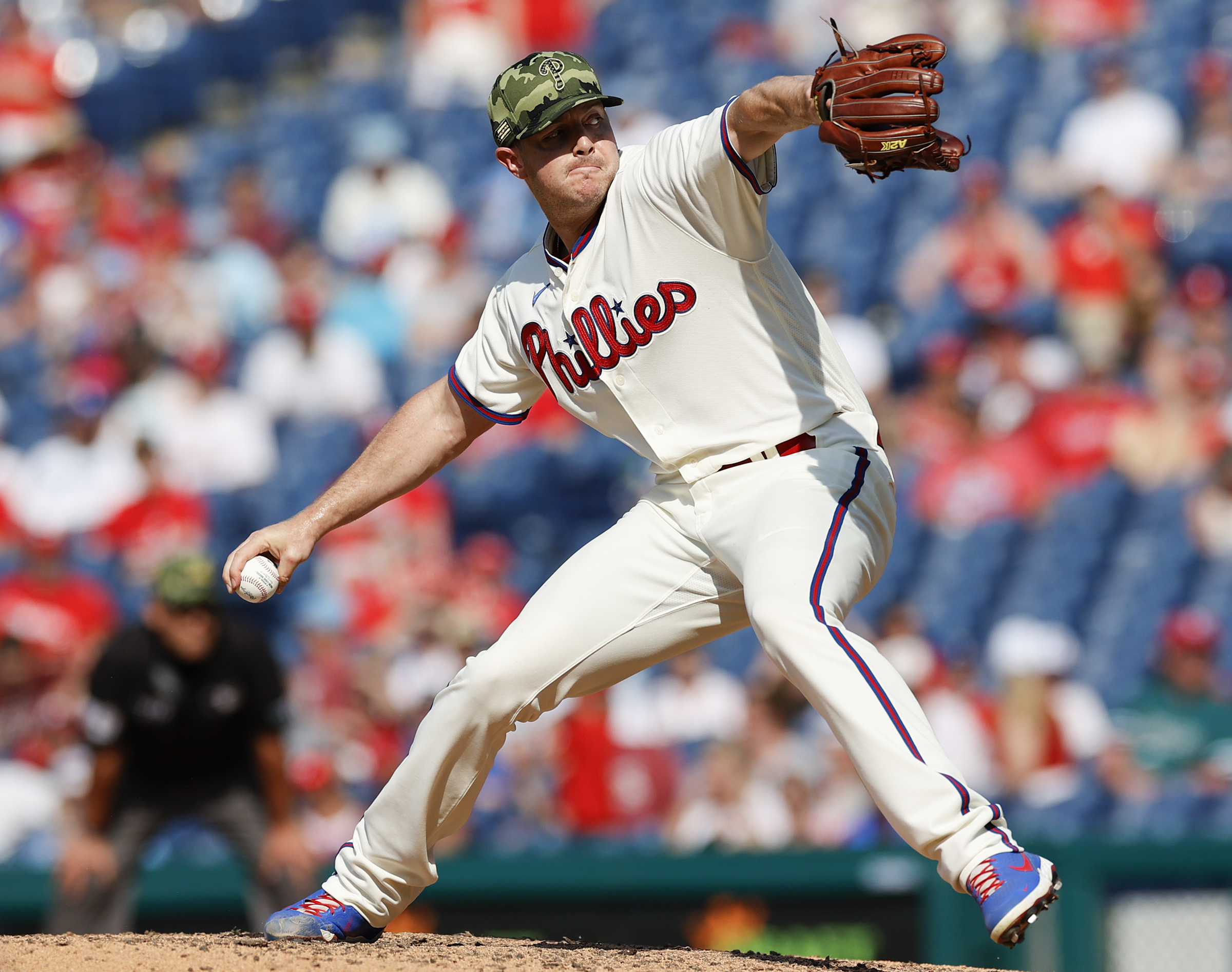 Rhys Hoskins Beat Up a Trash Can After Grounding Into a Double Play