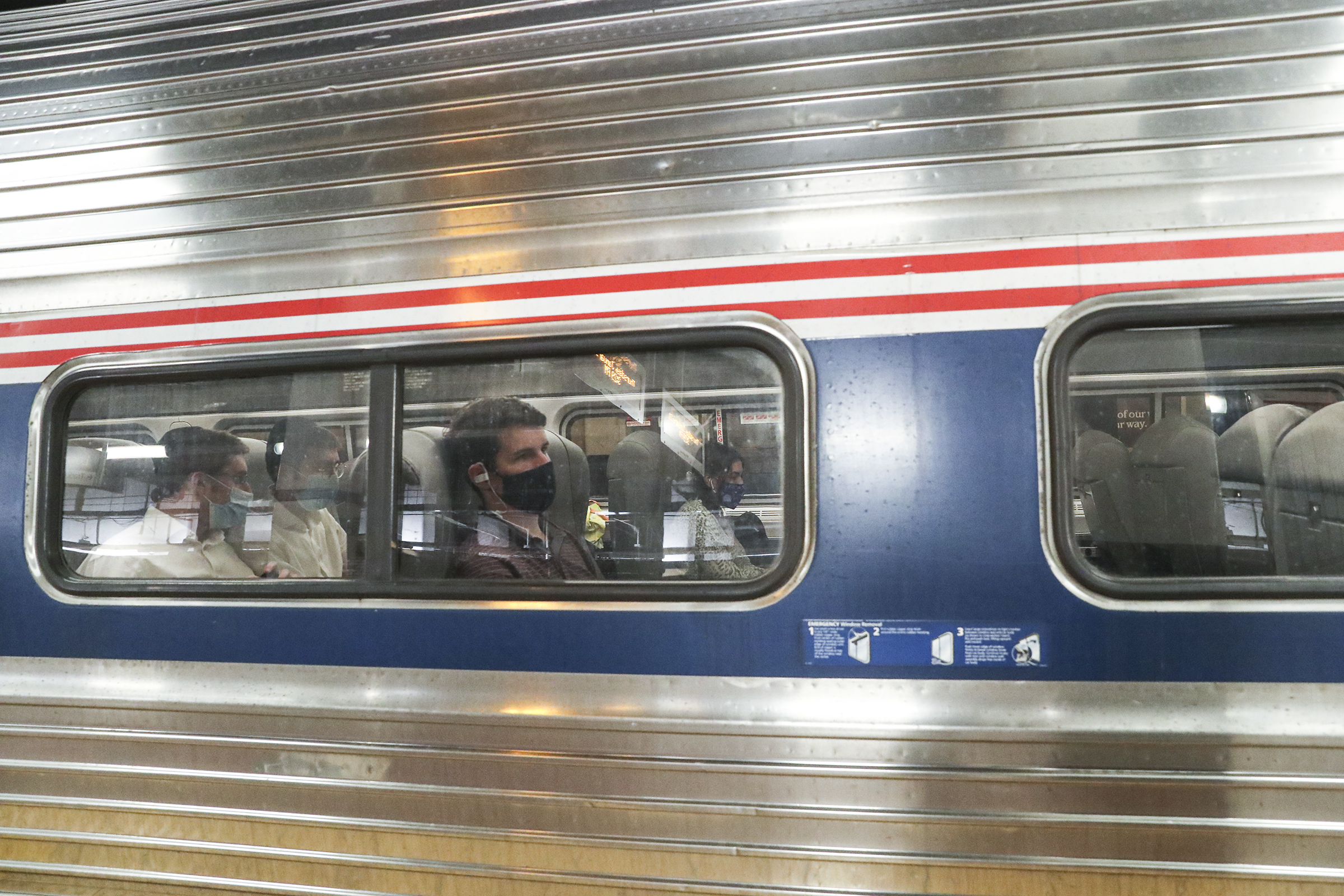 amtrak-will-pay-employees-to-get-coronavirus-vaccine
