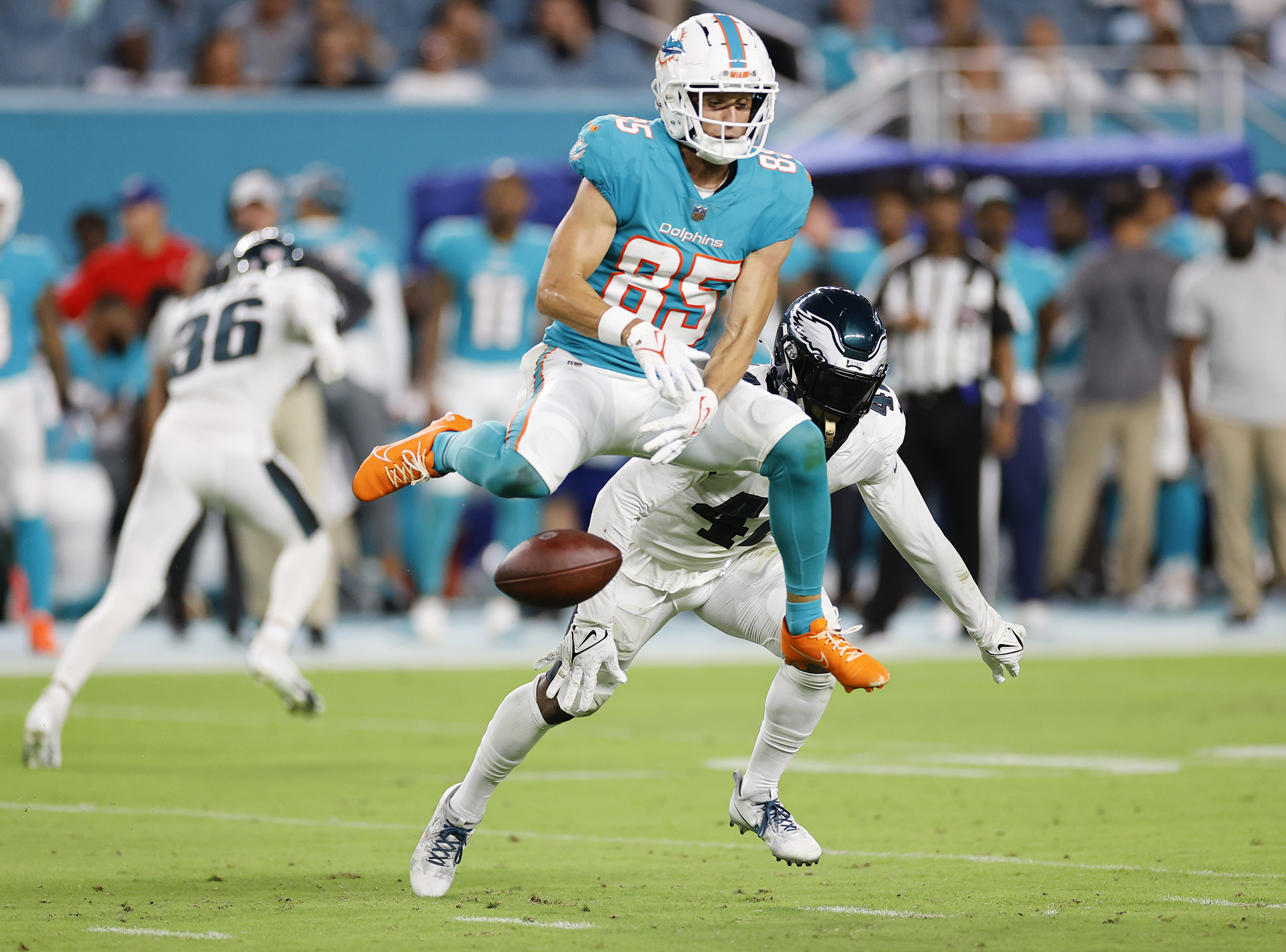 Dolphins pull off wild win on Reid Sinnett's 4th-and-15 touchdown pass