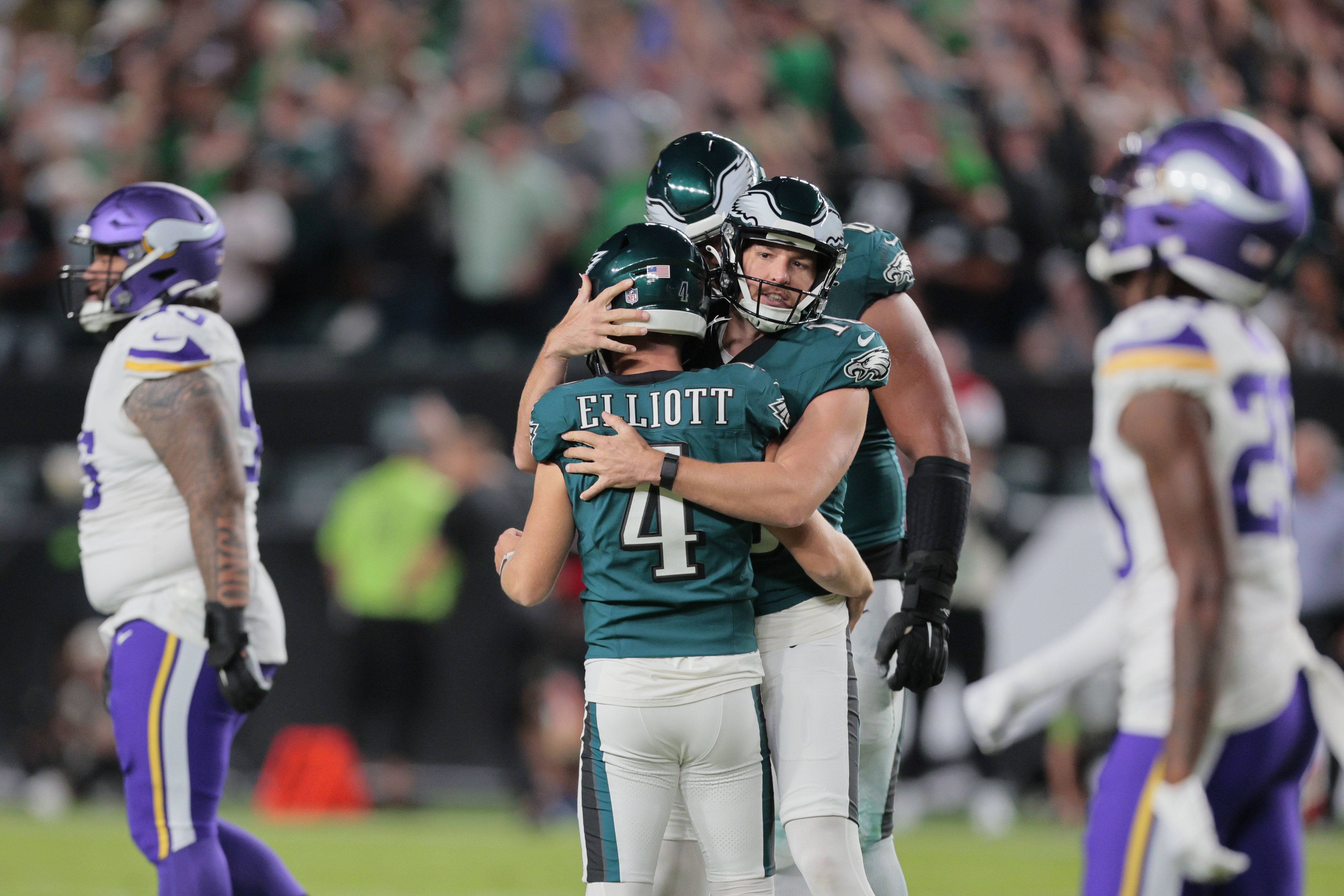 Eagles sluggish, Vikings fumble as Philly hangs on to win - ESPN