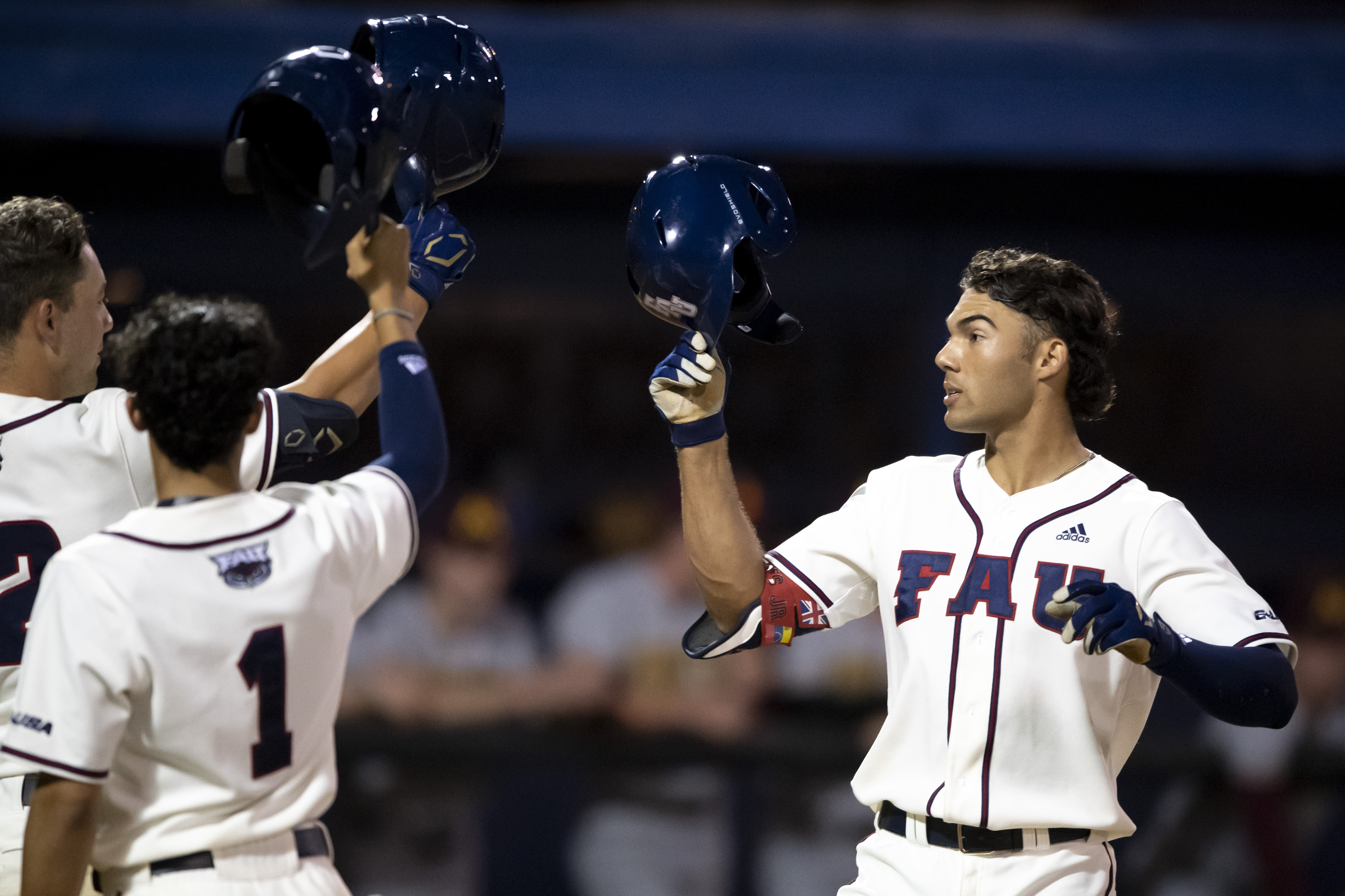 Phillies select prep OF Justin Crawford, son of Carl, 17th overall