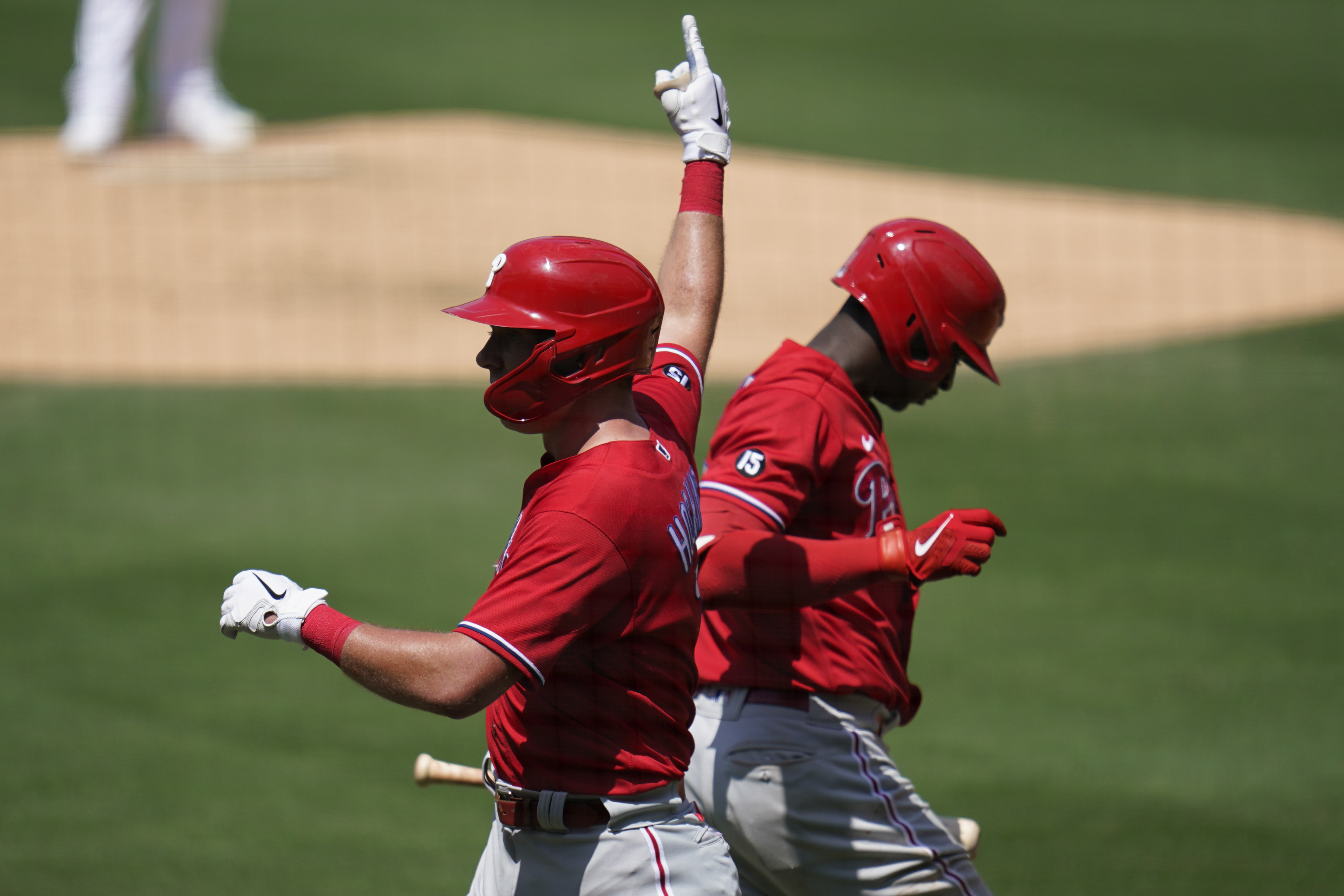 Phillies will try Rhys Hoskins in left field to fill injury gap